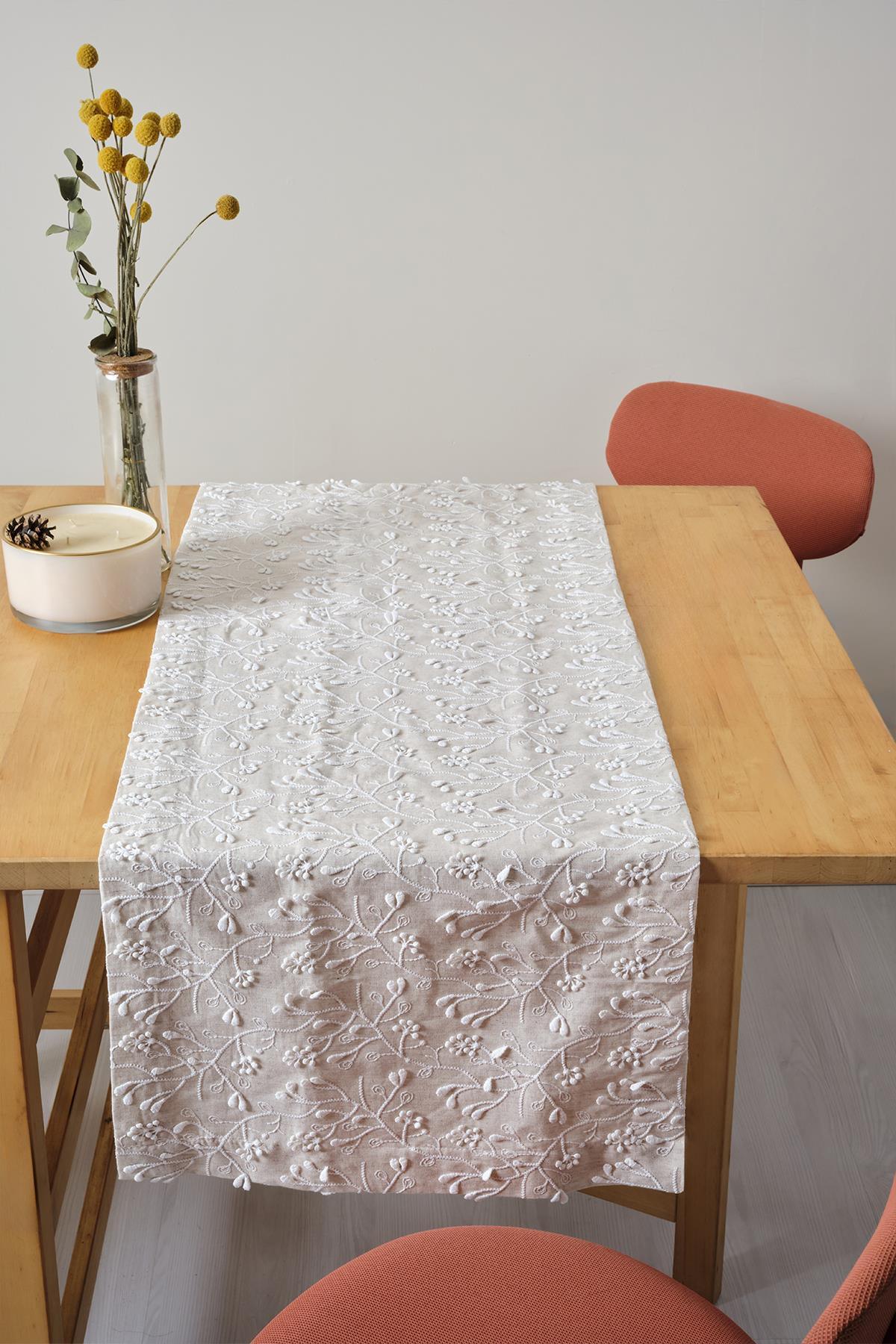 Spitzentischdecke, dekorative Präsentation auf einem Tisch aus Naturholz