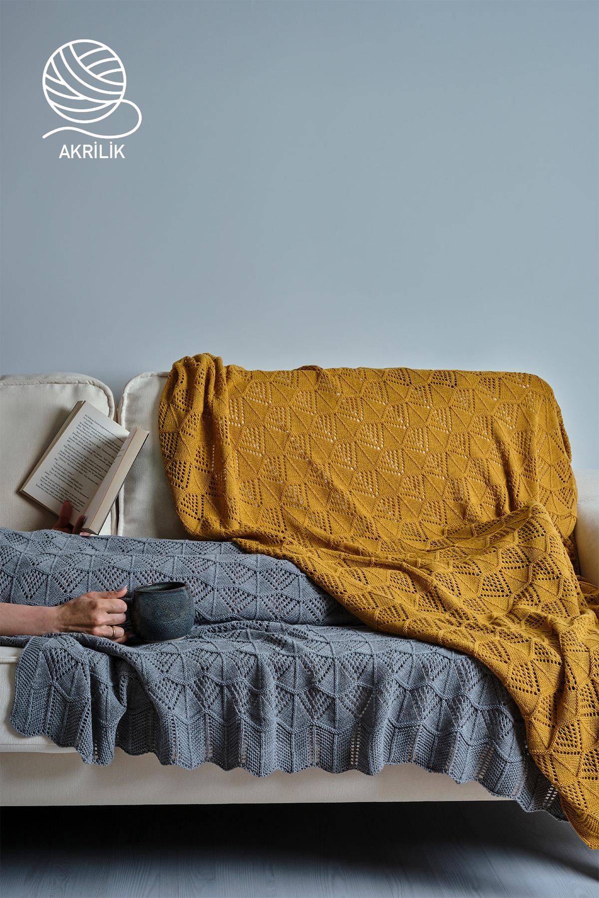 Gelbe und graue gemusterte Strickdecke aus Acryl für das Sofa.