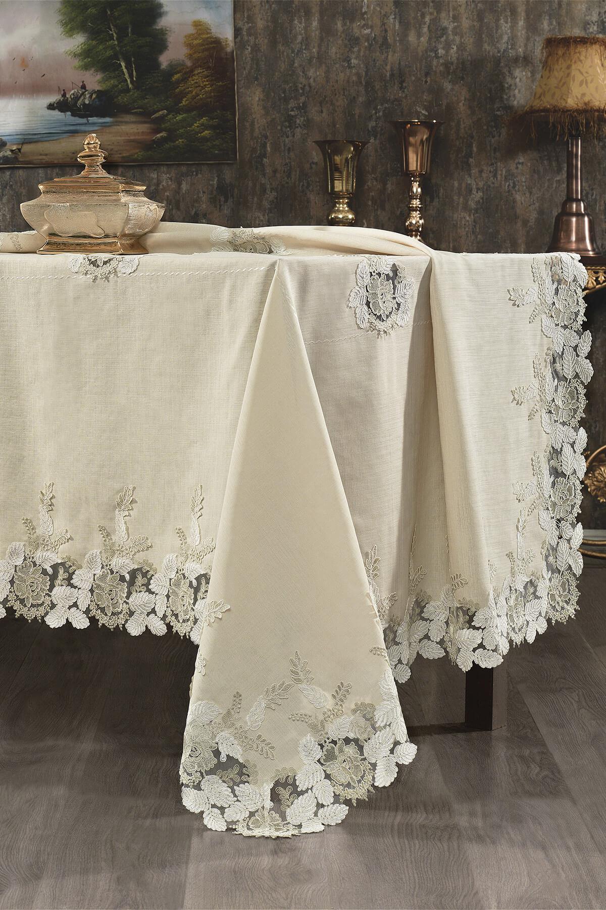 Cremefarbene, fleckabweisende Tischdecke mit floralen Spitzendetails auf einem rechteckigen Tisch