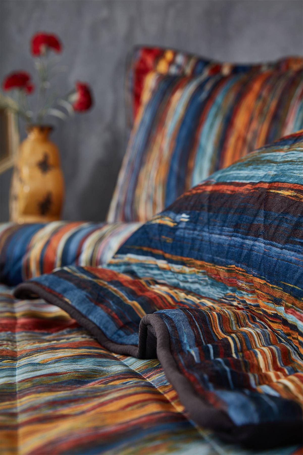 Bettüberwurf für Doppelbett mit buntem Streifenmuster, moderne und stilvolle Schlafzimmerdekoration