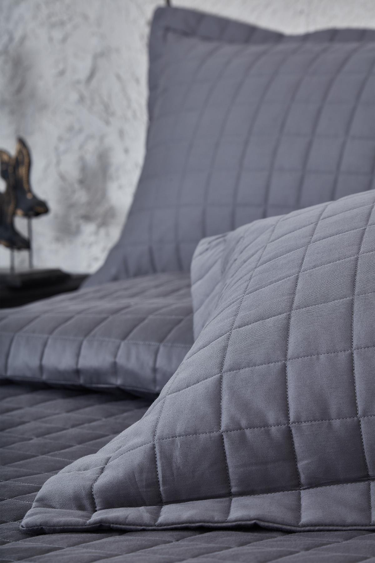 Graue gesteppte Tagesdecke für Doppelbett mit Kissen, moderne Schlafzimmertextilien