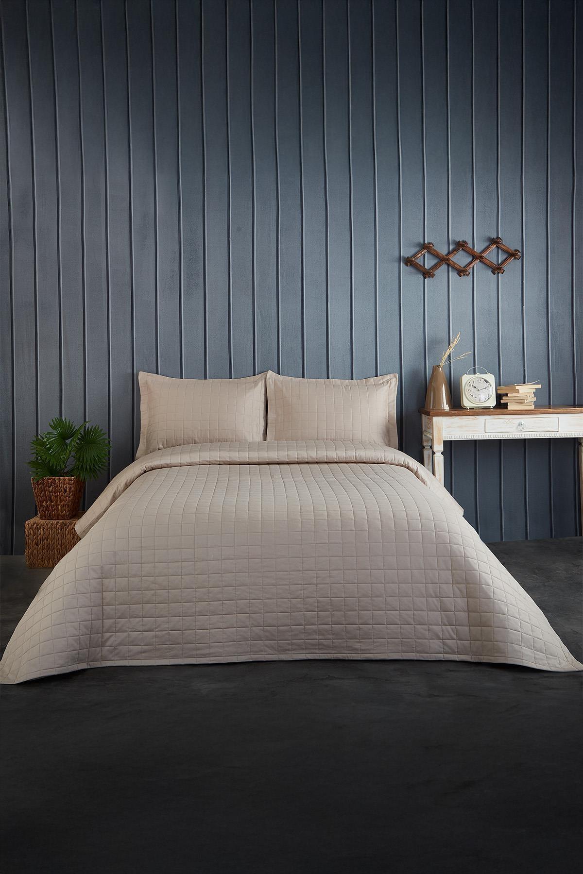 Gesteppte Tagesdecke für Doppelbett in einem modernen Schlafzimmer, beige, inklusive Kissen