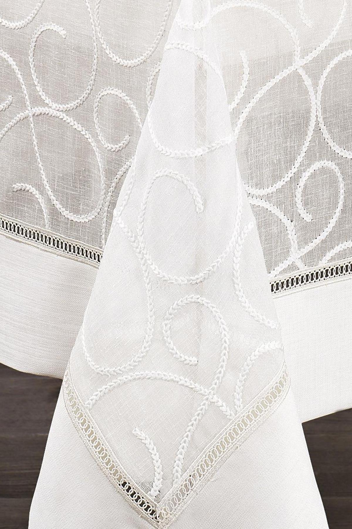 Weiße, fleckabweisende Tischdecke mit Muster, pflegeleichter Stoff, dekorative Randdetails.