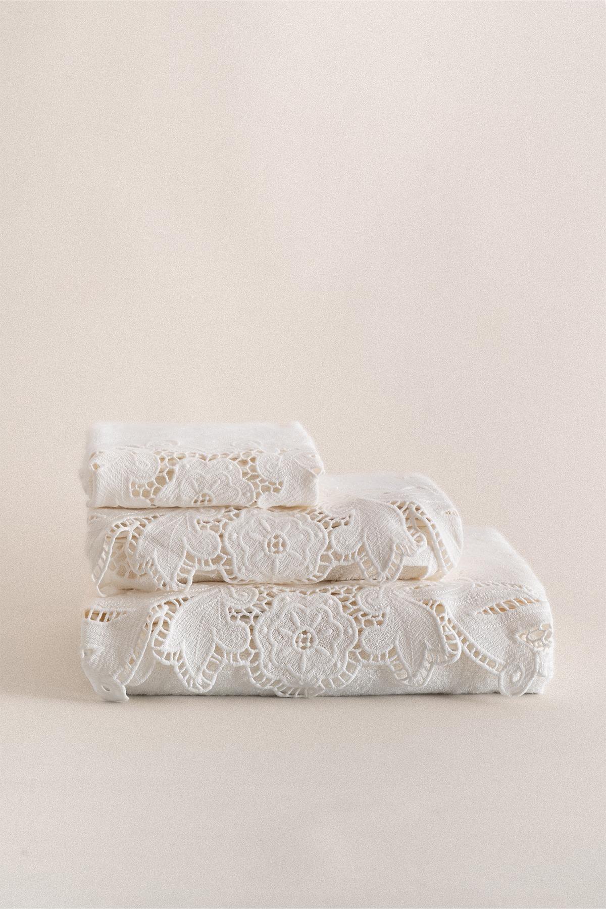 Großes cremefarbenes Badehandtuch und Handtuch-Set mit Spitzenverzierung, 90x150 cm
