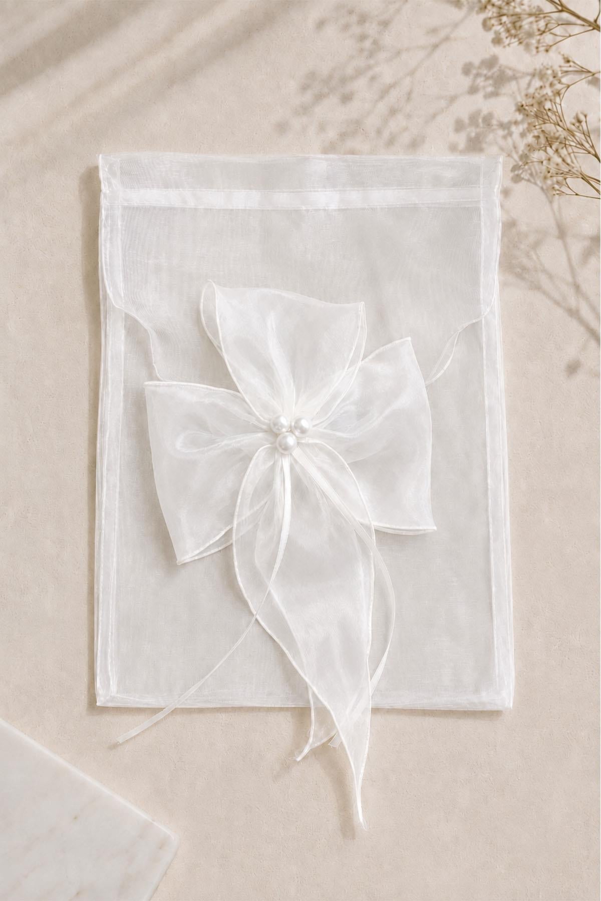 Geschenktasche mit Perlen- und Blumendekor