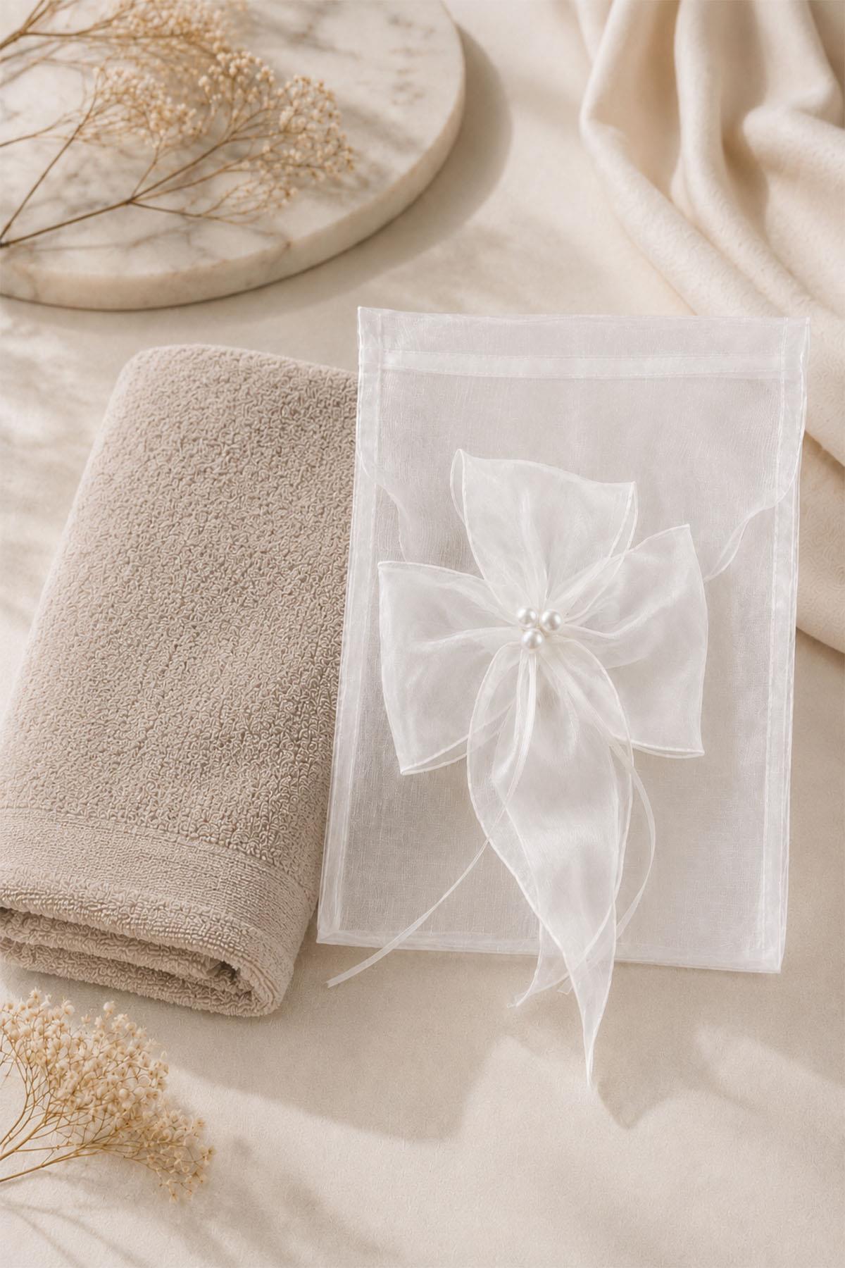 Geschenktasche mit Perlen- und Blumendekor