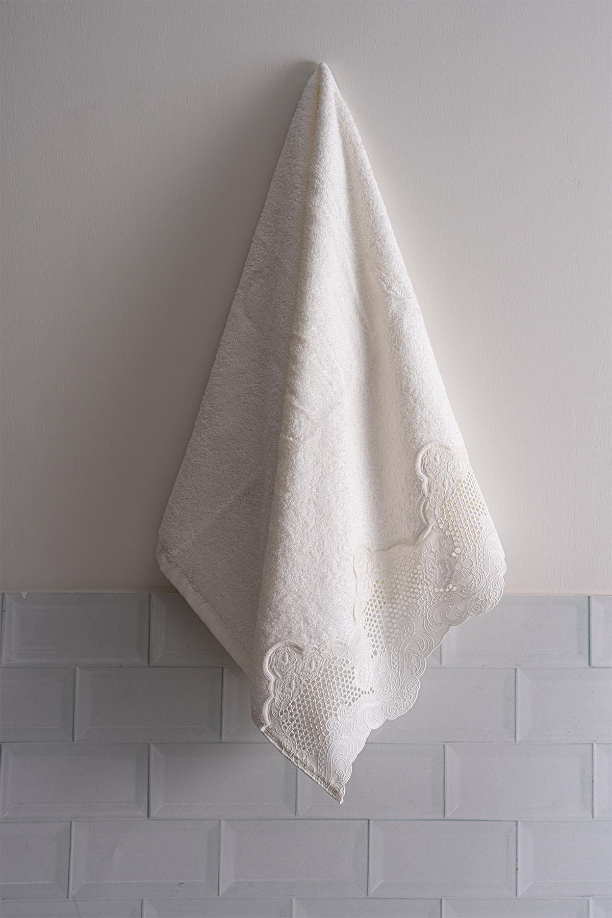 Iris-besticktes Handtuch (30 x 50 cm)