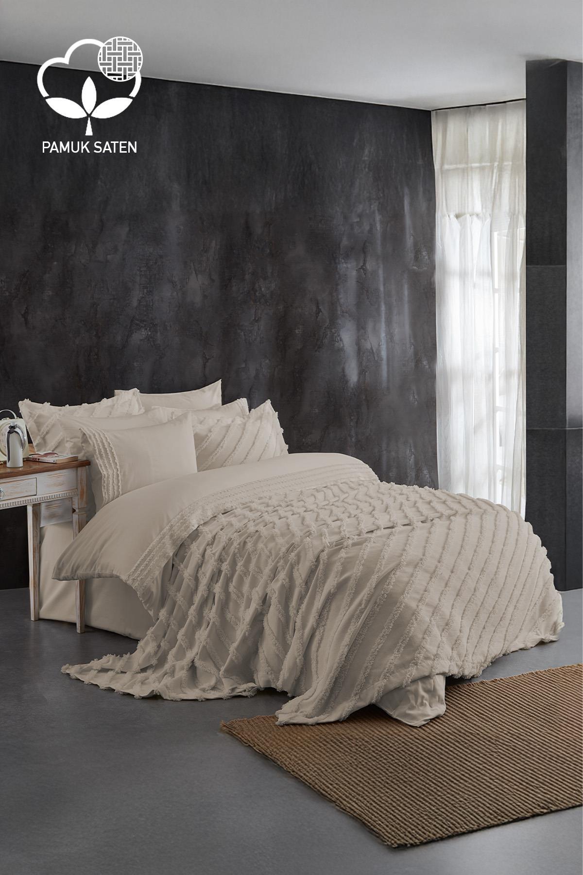Beigefarbenes Bettwäsche- und Tagesdecken-Set aus Baumwollsatin für Doppelbetten im Schlafzimmer