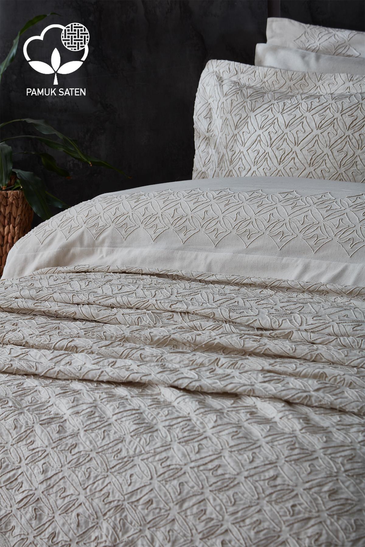 Cremefarbene Bettwäsche und Tagesdecke aus Baumwollsatin mit Stickerei für Doppelbetten, modernes Schlafzimmer.