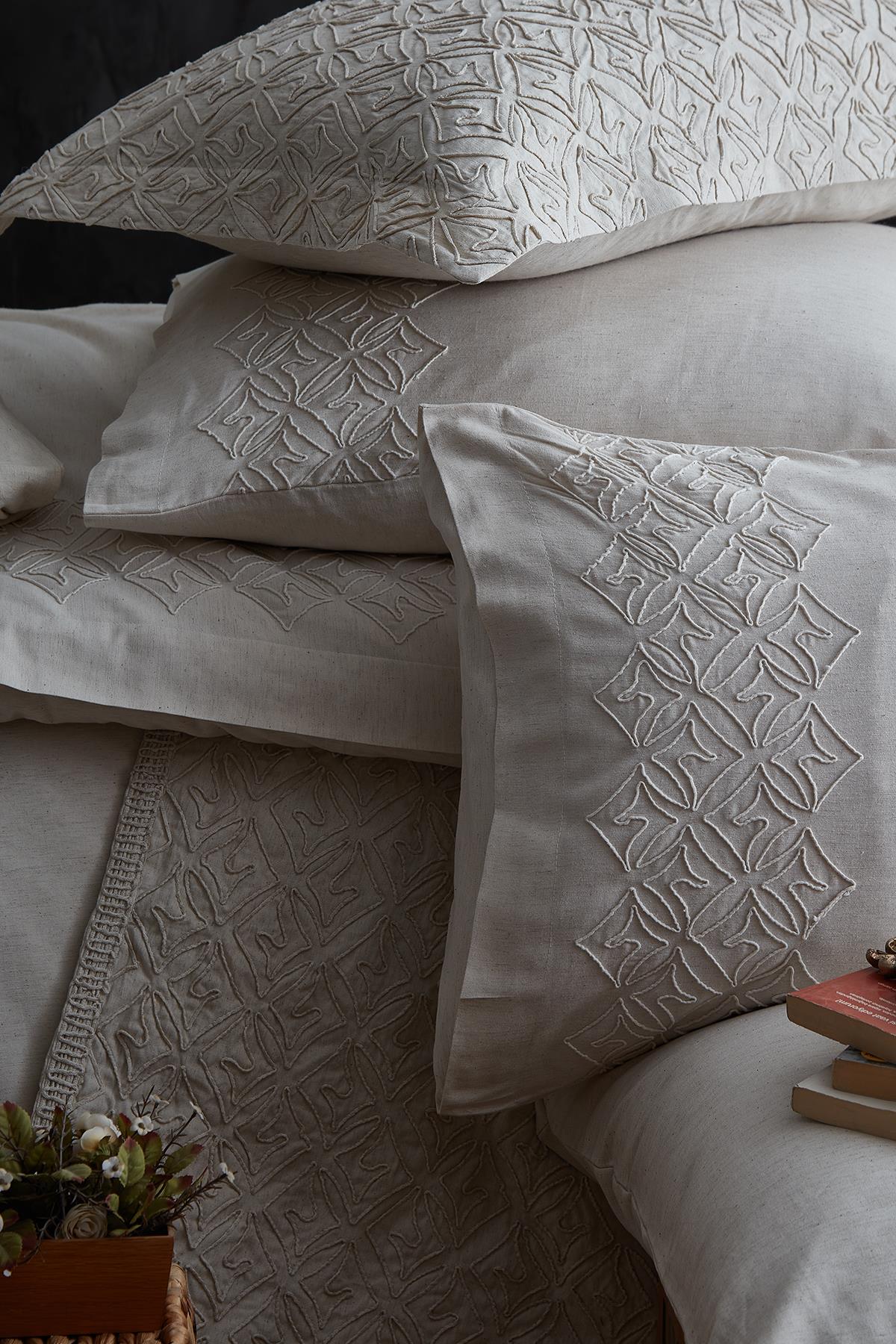Maria Besticktes Super King Size 9-teiliges Bettwäsche- und Tagesdecken-Set