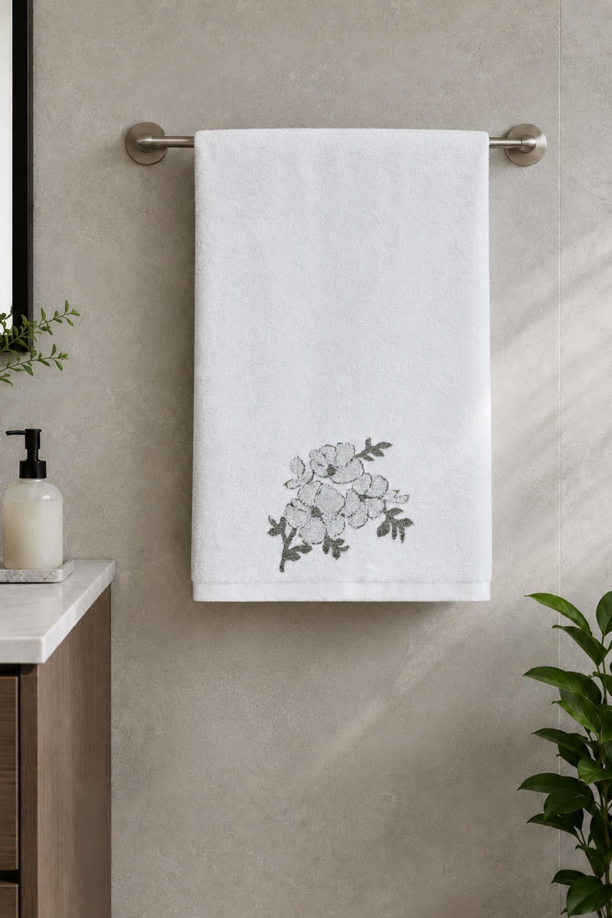 Nella Badehandtuch mit Blumenmuster (90 x 150 cm)