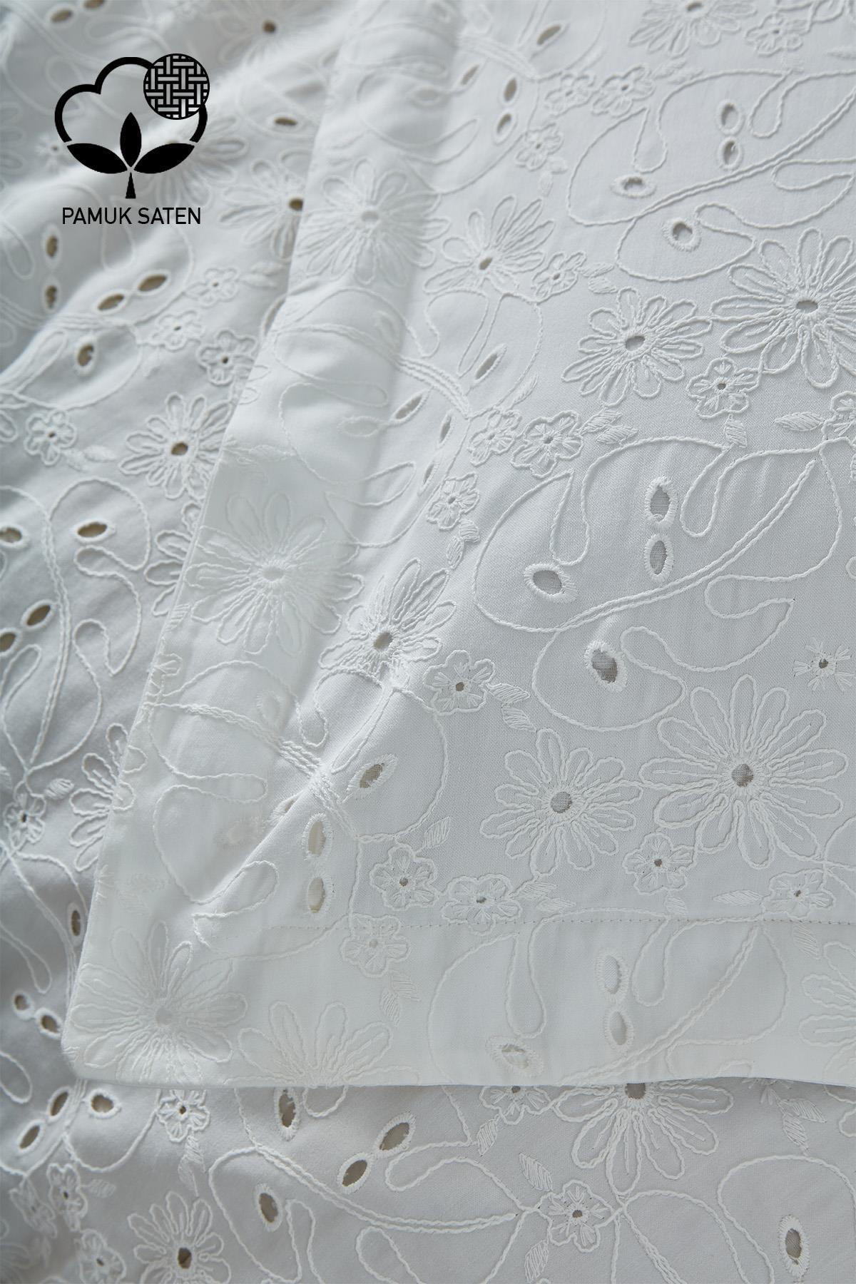 Bettwäsche-Set aus weißem Baumwollsatin mit Blumenstickerei, Detailansicht der Tagesdecke für Doppelbetten