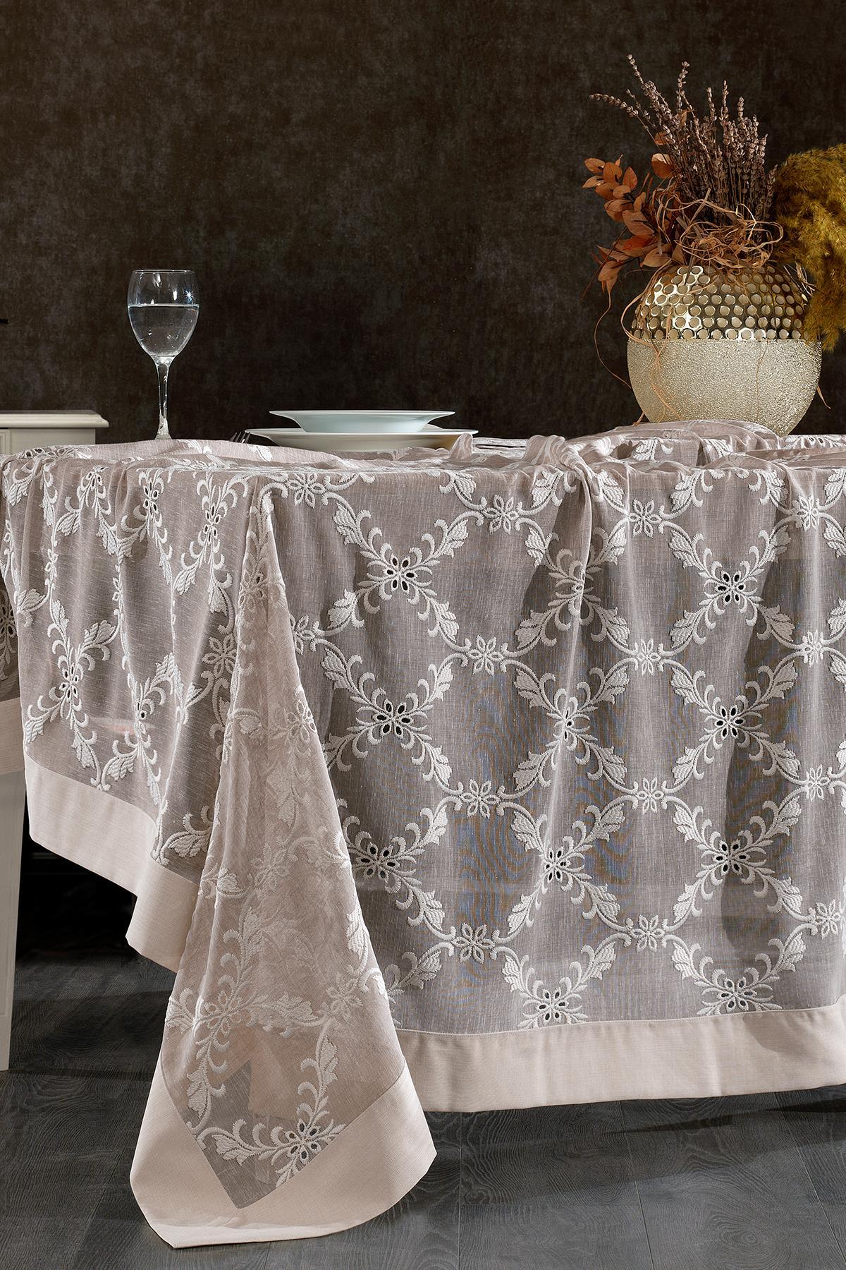 Pflegeleichte, schmutzabweisende Tischdecke mit elegantem Muster für eine dekorative Präsentation auf dem modernen Esstisch