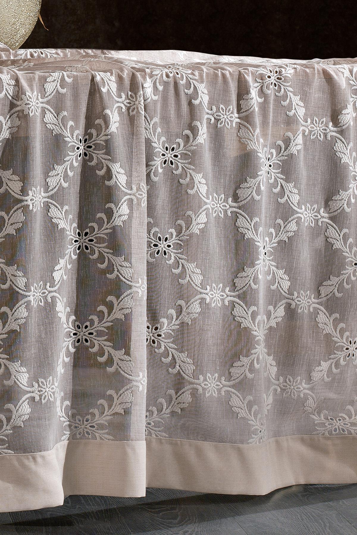 Fleckenabweisende, pflegeleichte Tischdecke in Creme mit weißem Blumenstickmuster, 160x260 cm