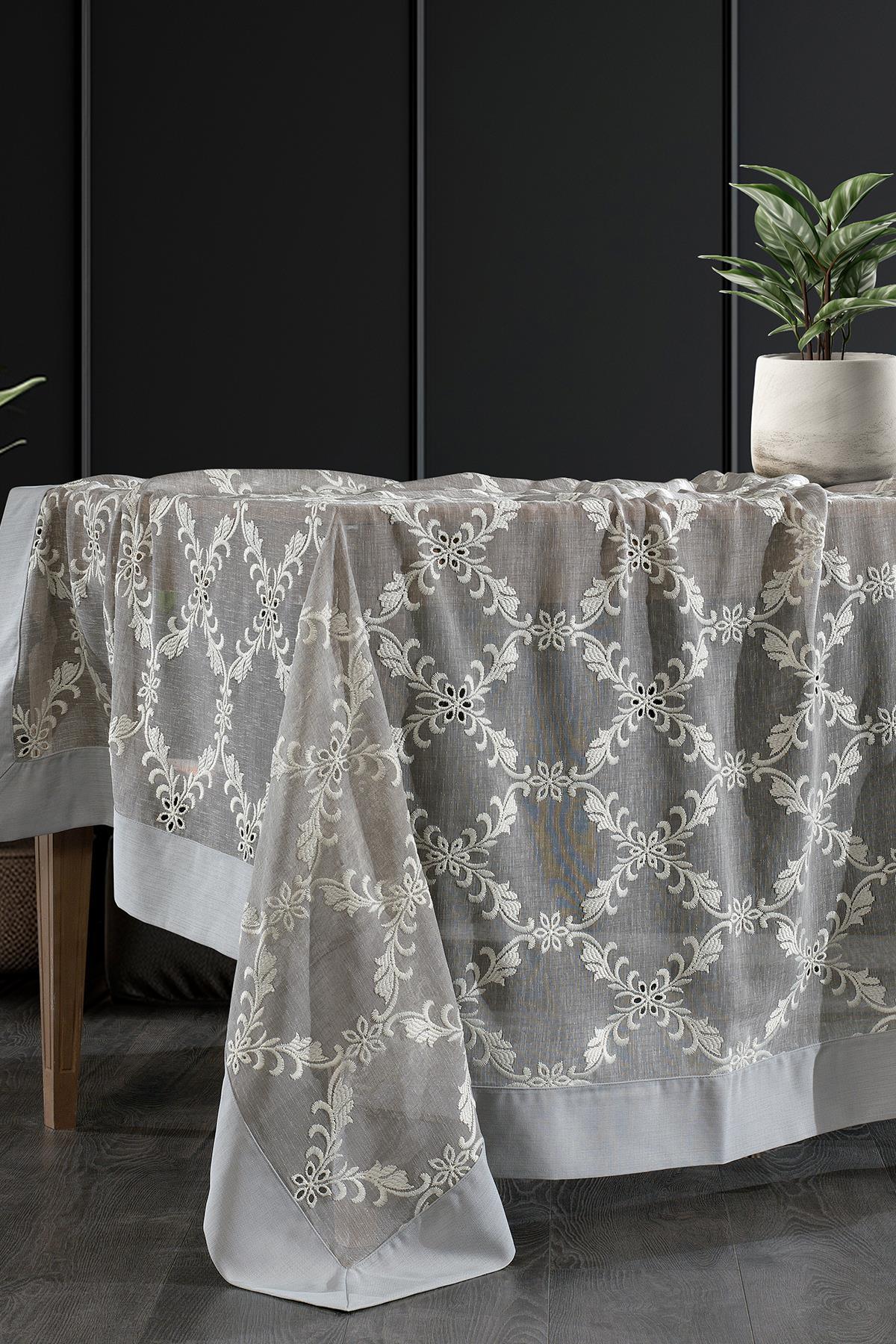 Pflegeleichte, fleckabweisende Tischdecke mit Crememuster auf einem modernen Esstisch