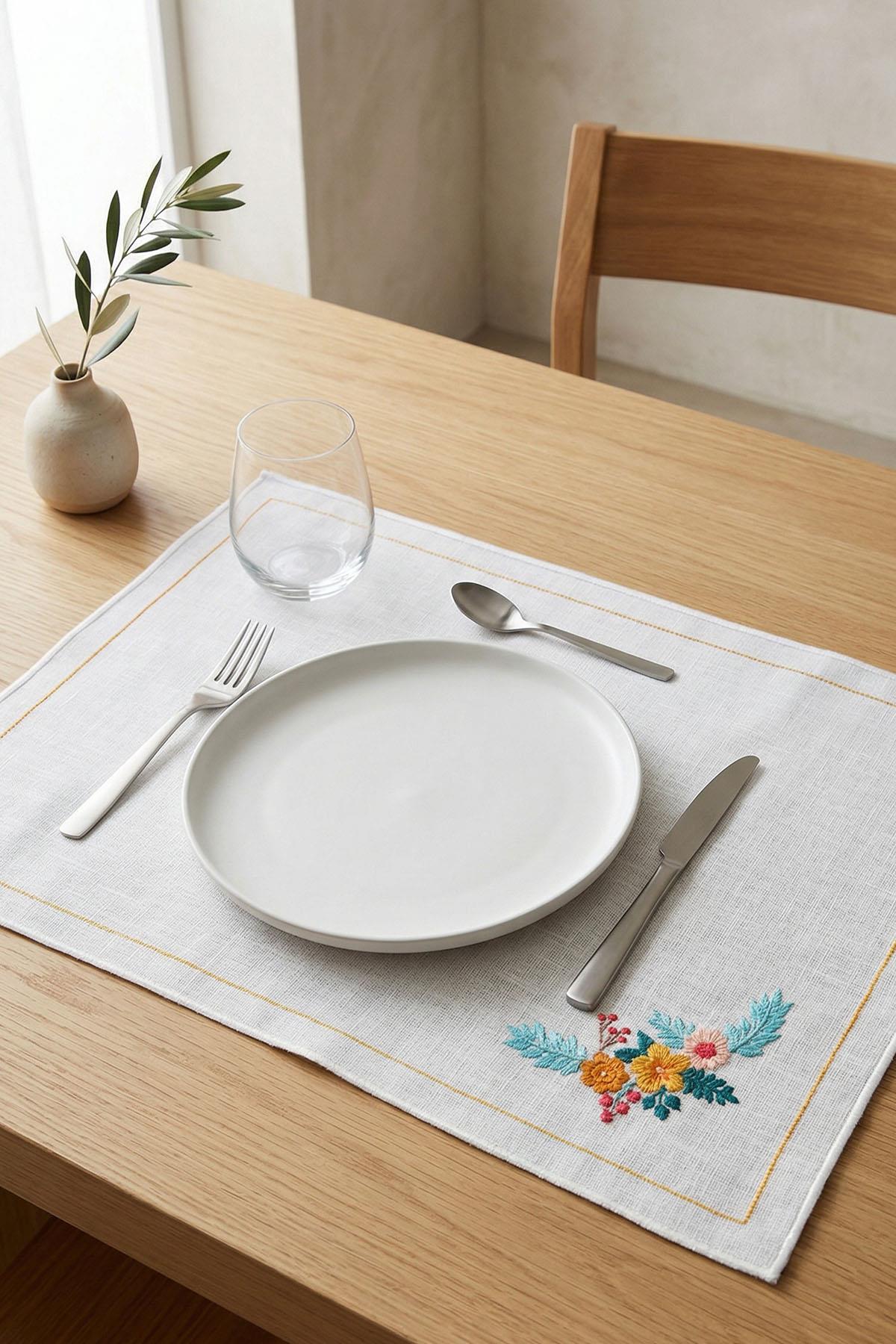 Oransis Platzset mit Blumenstickerei, fleckabweisend und pflegeleicht (35 x 50 cm)
