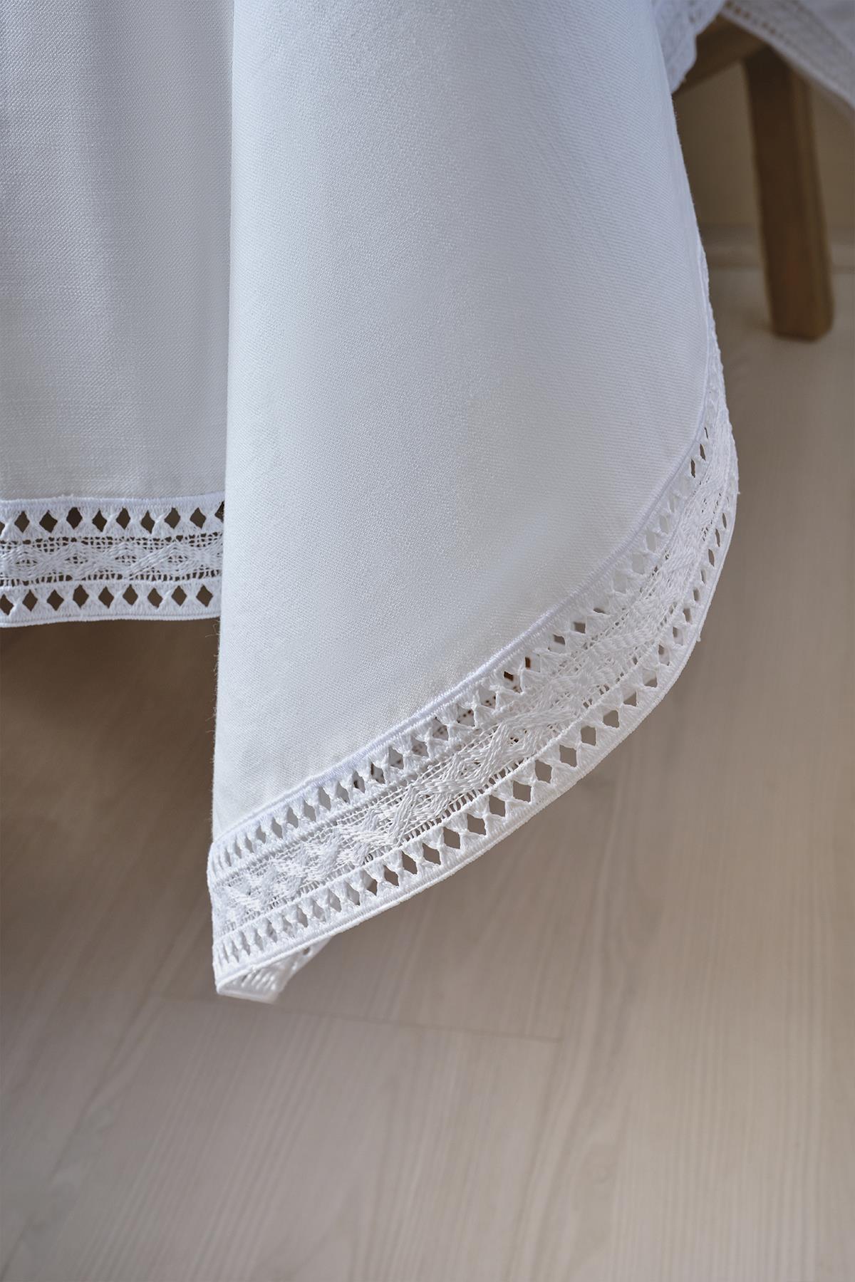 Weiße Tischdecke mit Spitzendetails, moderne und elegante Tischdekoration