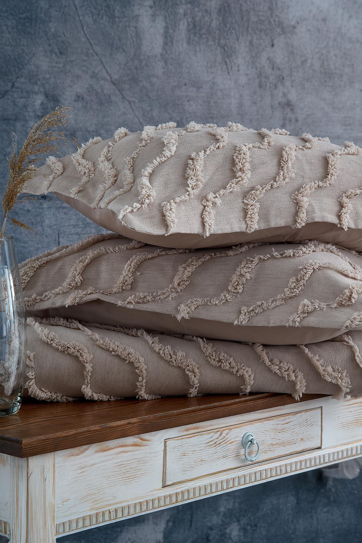 Einzelbett-Tagesdecke und Kissenbezüge in Beige mit Leinenstruktur und Wellenmuster