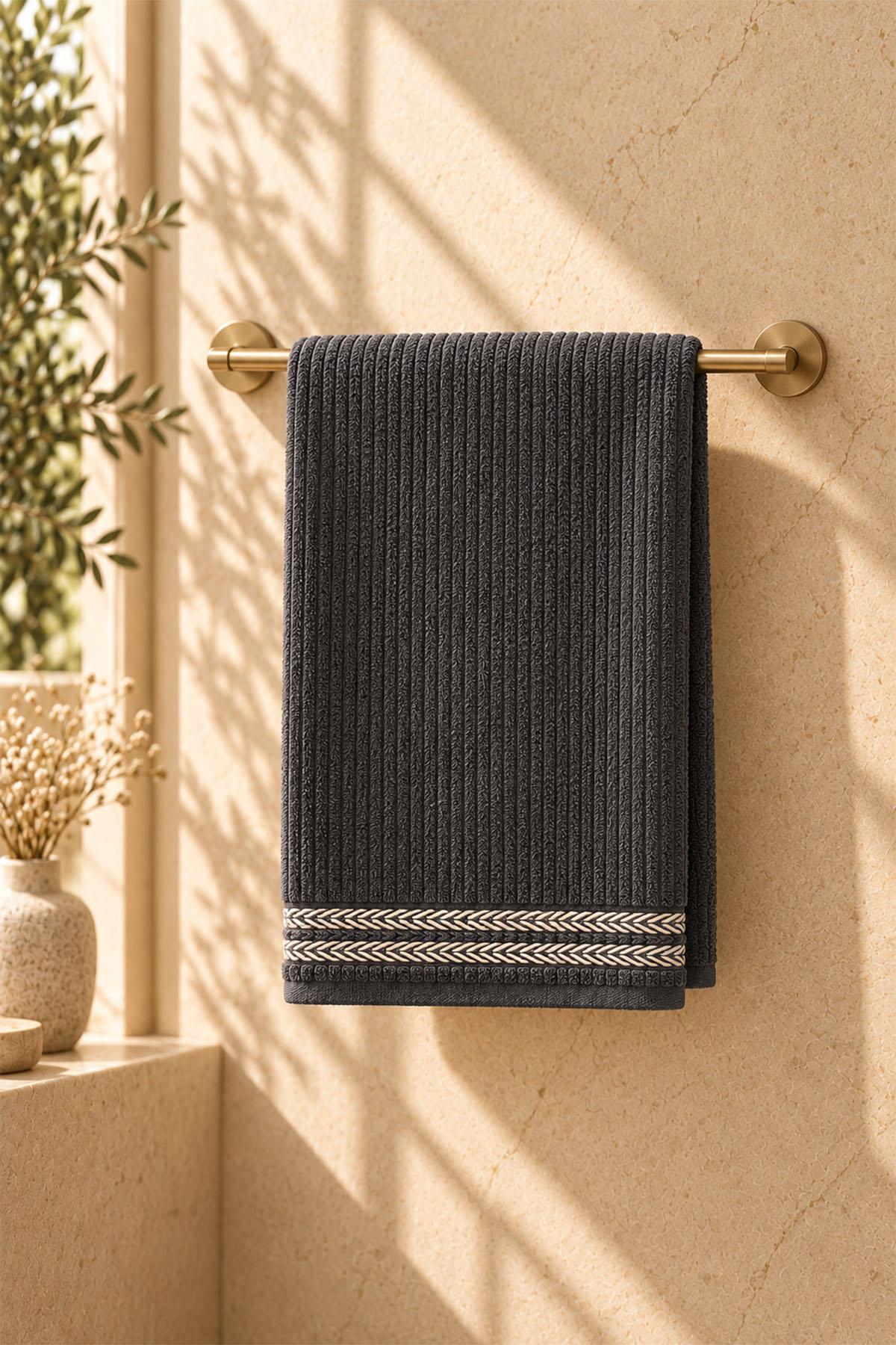 Velora Gestreiftes und besticktes Handtuch (30 x 50 cm)