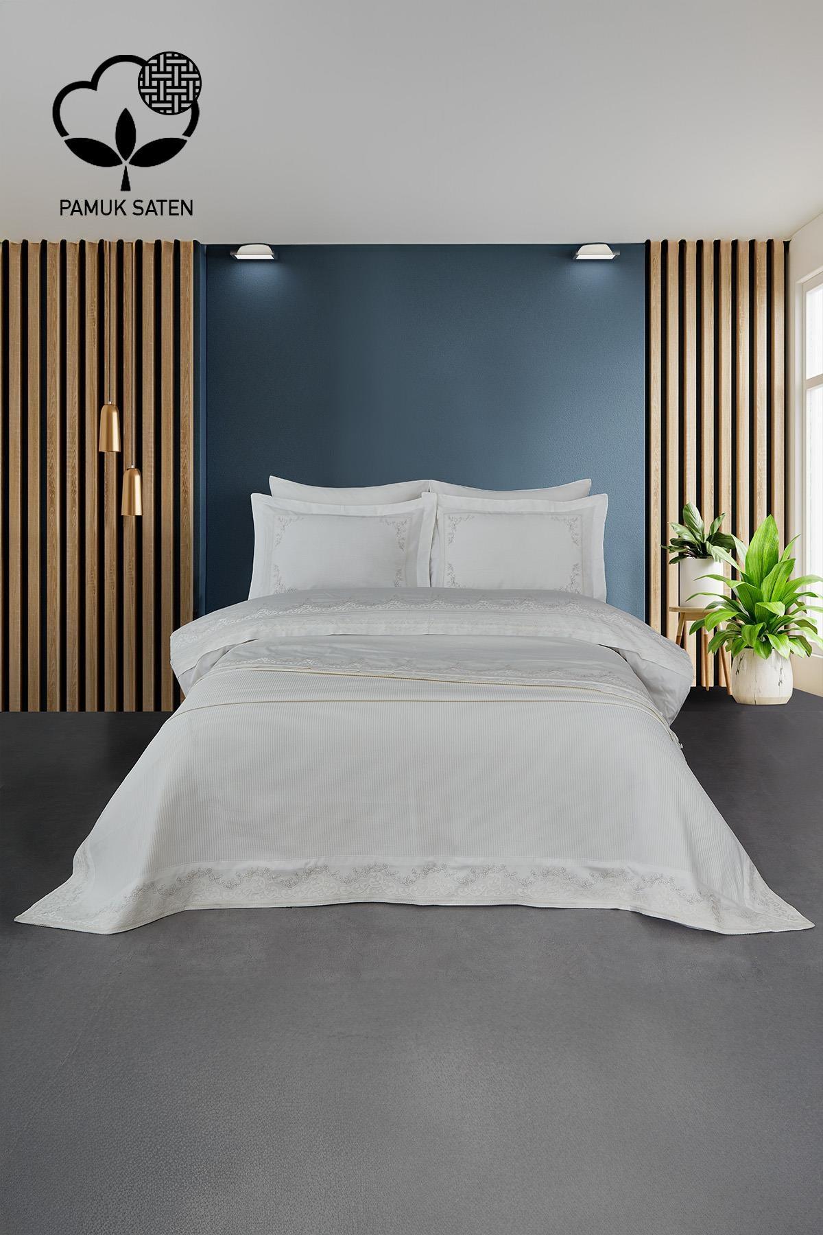 Bettwäsche- und Tagesdecken-Set aus weißem Baumwollsatin für Doppelbetten mit Rubin-Stickerei, in einem modernen Schlafzimmer