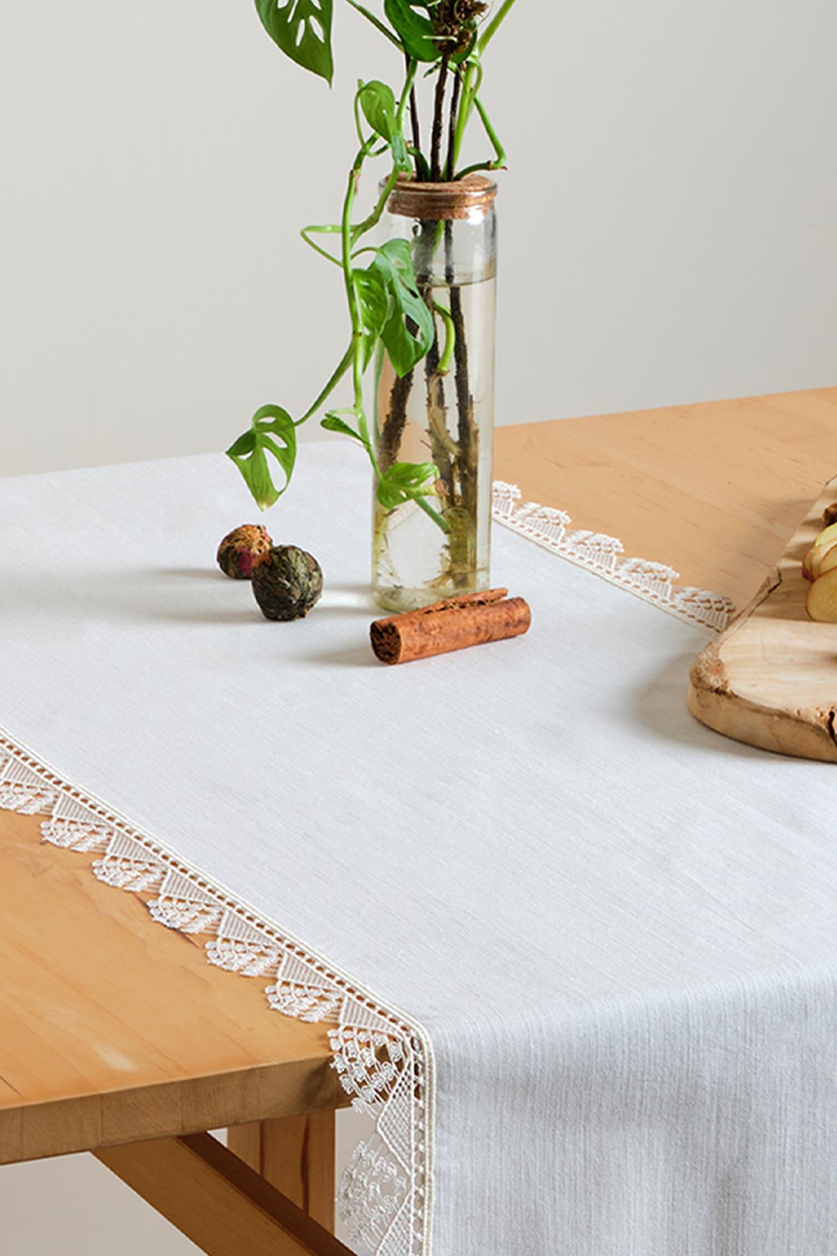 Weißer Spitzen-Tischläufer, elegante Tischdekoration auf einem Holztisch, 40x140 cm Tischdecke