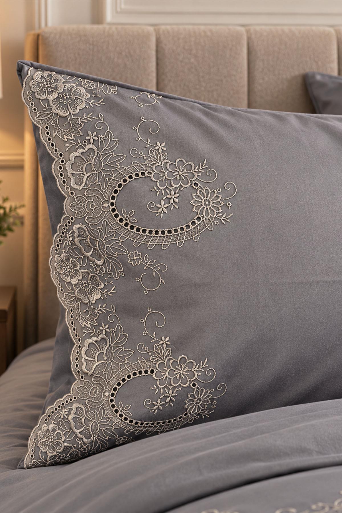 Amelia Bettwäsche-Set aus besticktem Baumwollsatin, 3-teilig, Doppelbett.