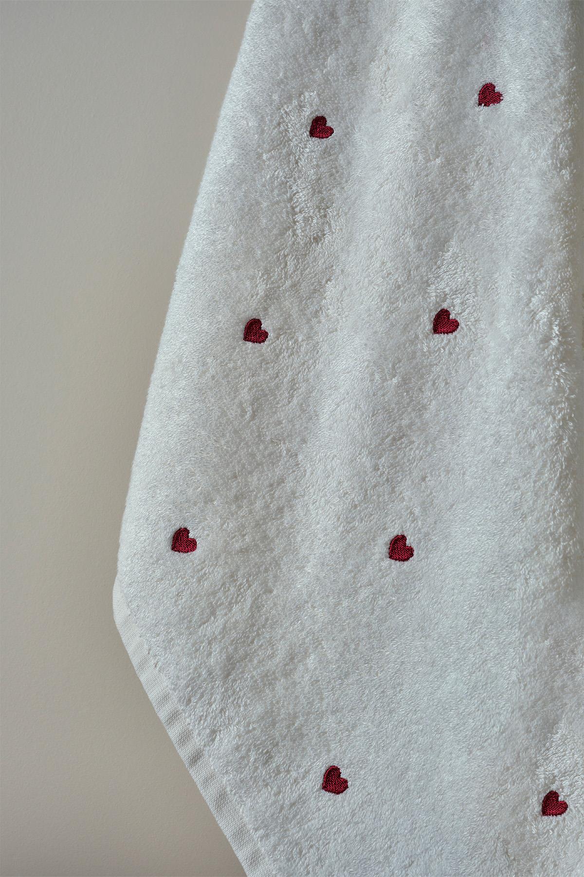 Amore Handtuch mit Herzstickerei (30 x 50 cm)