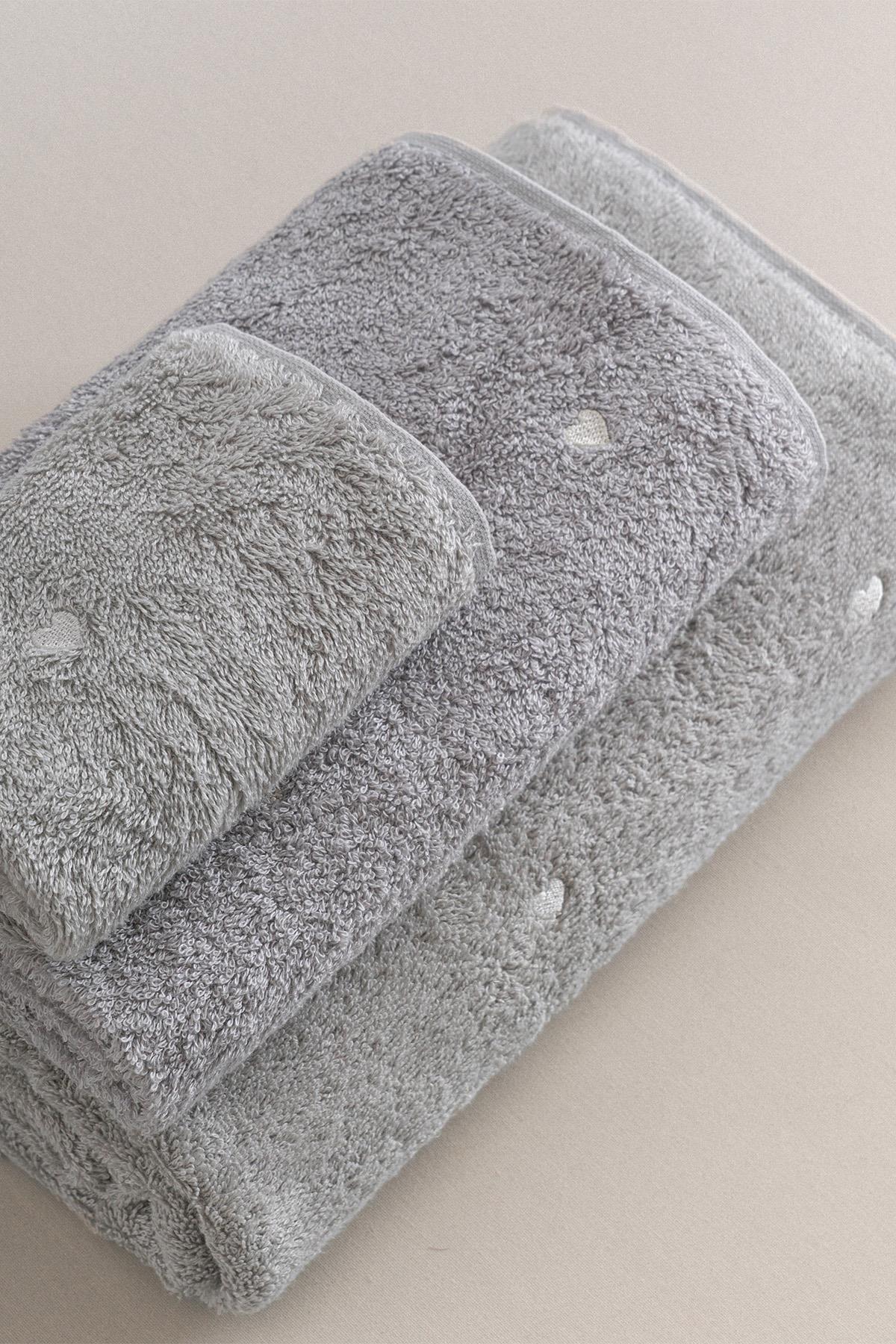 Graues weiches Handtuchset, hochwertige Baumwolle, komfortables Badetuch, stilvolles Wohnaccessoire