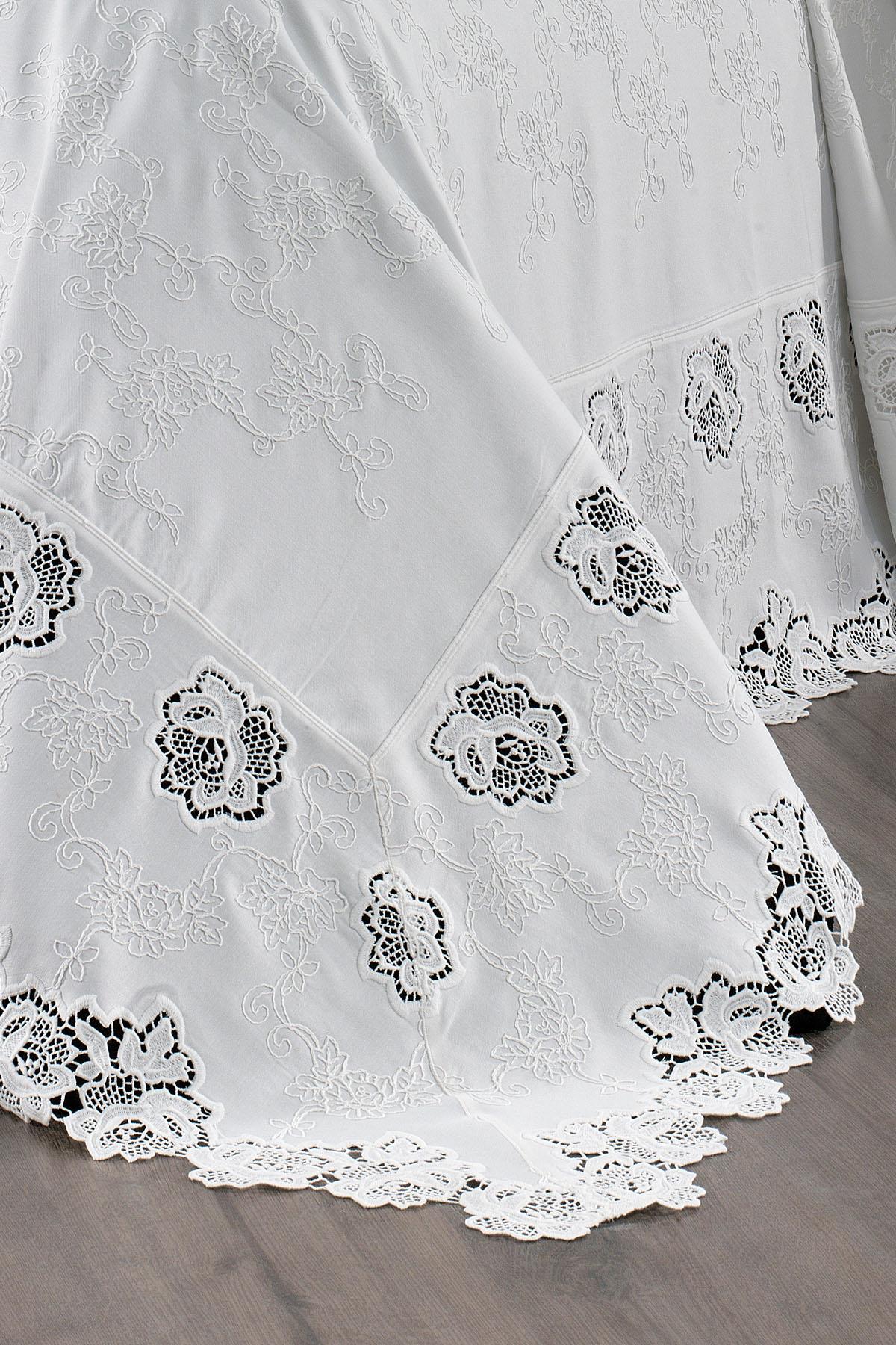 Astena 7-teiliges Doppelbettwäsche-Set mit Blumenstickerei inkl. Tagesdecke