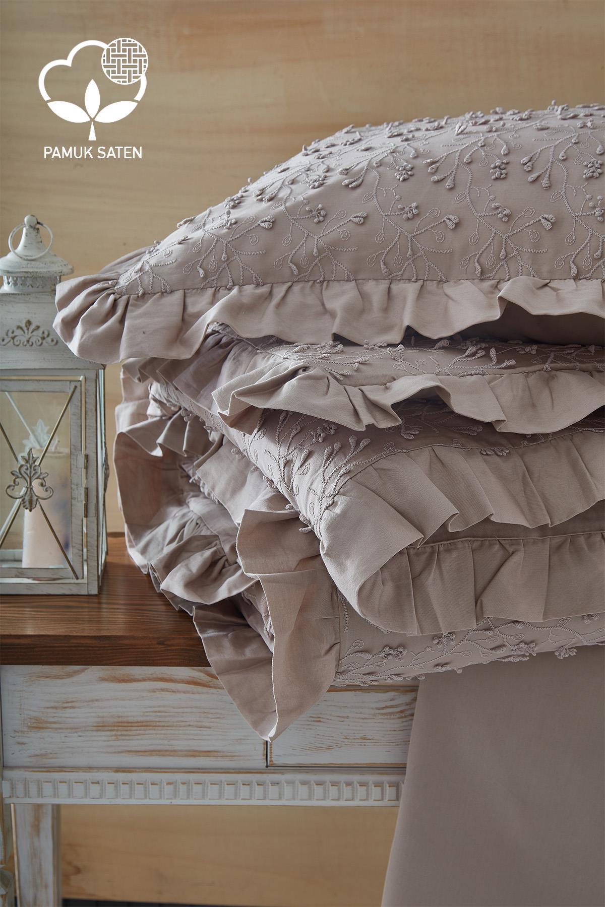 Bestickte Bettwäsche aus Baumwollsatin für Doppelbetten mit Spitzendetails, ausgebreitet auf einem Tisch in Creme.