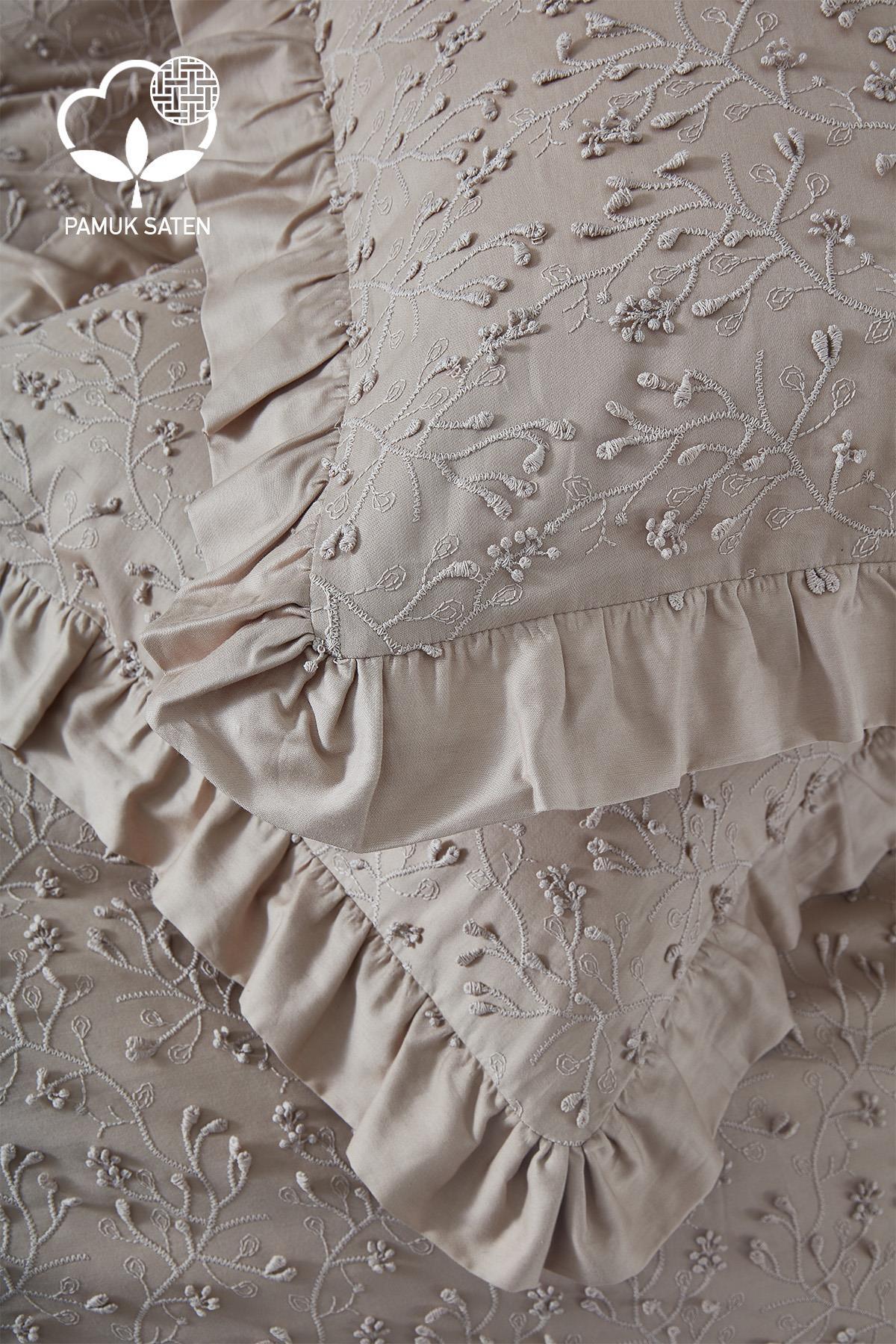 Doppelbett-Bettwäscheset aus Baumwollsatin mit beigefarbener Stickerei, Spitzendetails und eleganter Optik
