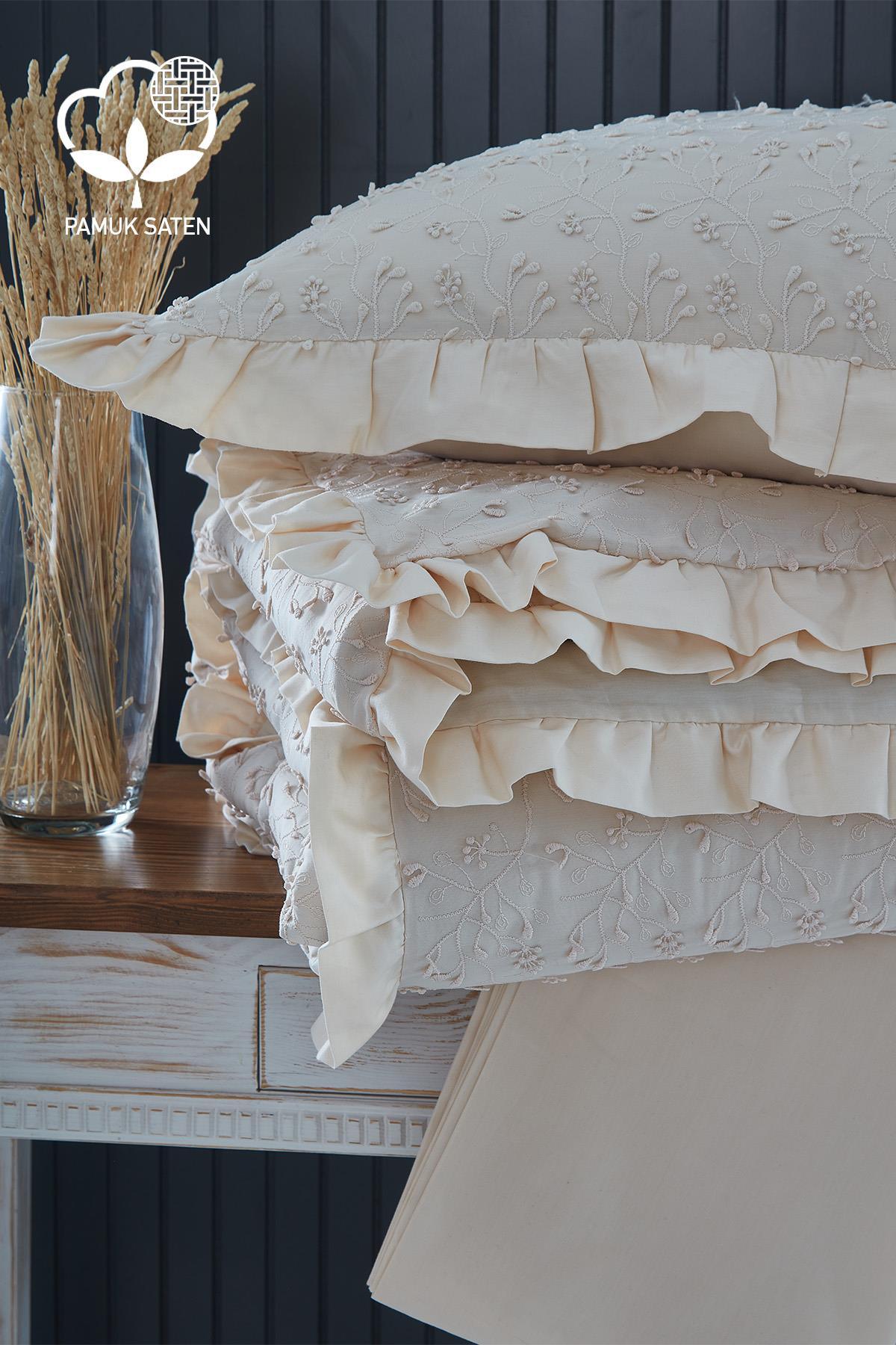 Doppelbett-Bettwäscheset aus cremefarbener Baumwollsatin mit Stickerei, Kissenbezug und Tagesdecke mit Spitzendetails