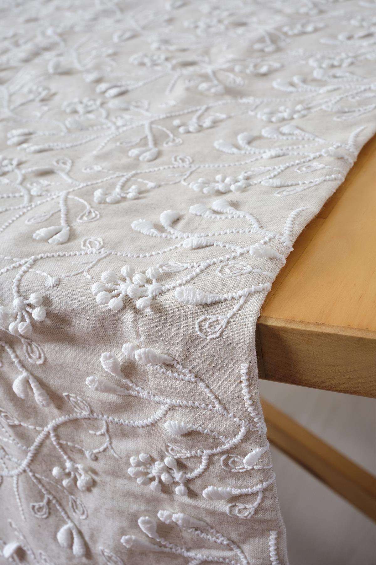 Eleganter Tischläufer in Beige mit weißer Stickerei, moderne Dekoration mit Blumenmuster