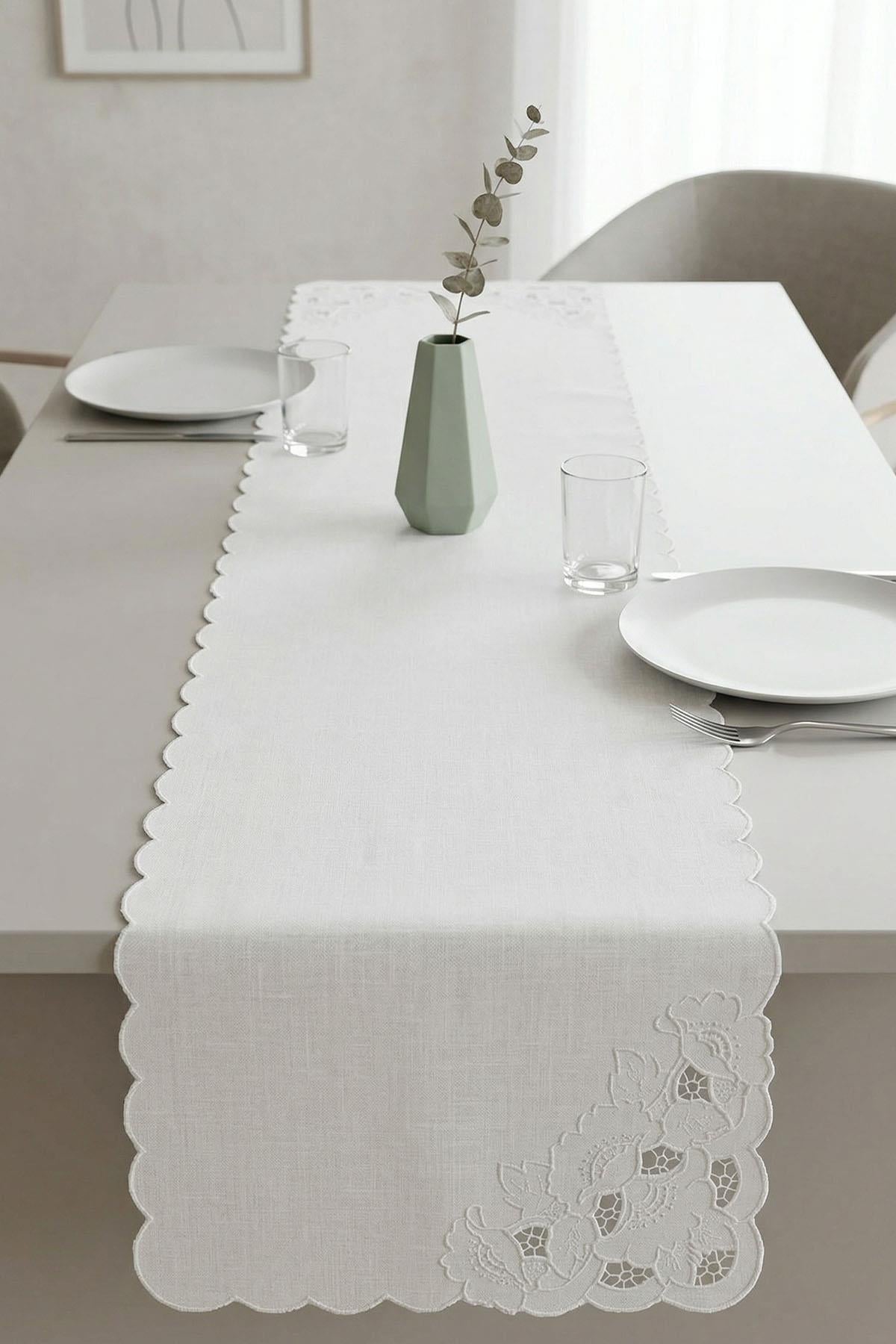 Fleckabweisender, pflegeleichter Tischläufer mit Lochstickerei (40 x 130 cm)