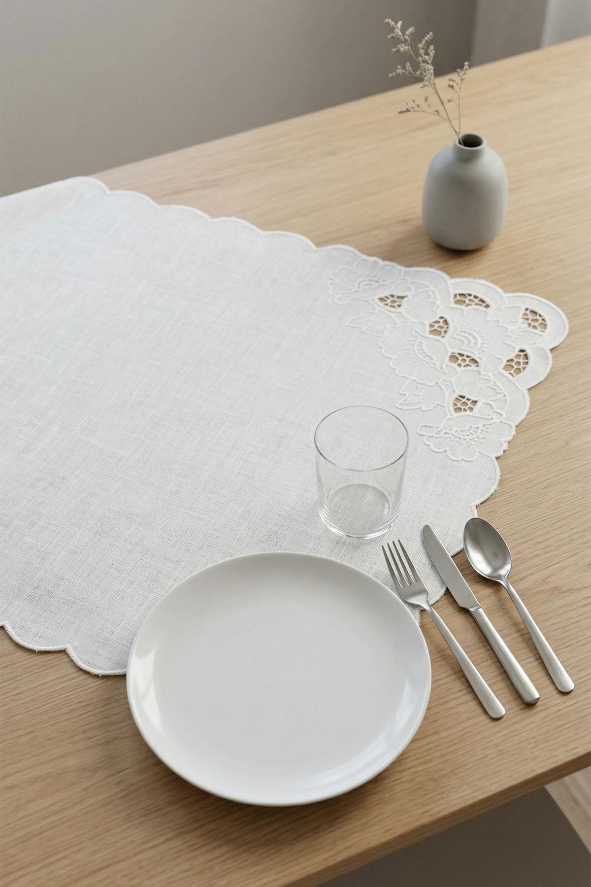 Fleckabweisender, pflegeleichter Tischläufer mit Lochstickerei (40 x 130 cm)