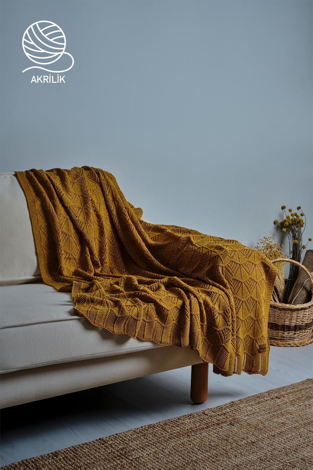 Gelbe, grob gestrickte Acryl-TV-Decke, dekorativ über ein Sofa drapiert