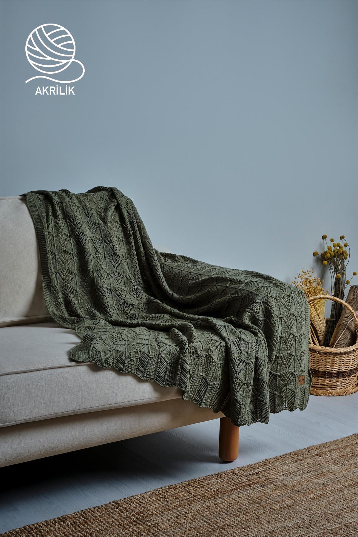 Grüne Strickdecke aus Acryl für das Sofa, dekorativ in einem modernen Wohnzimmer