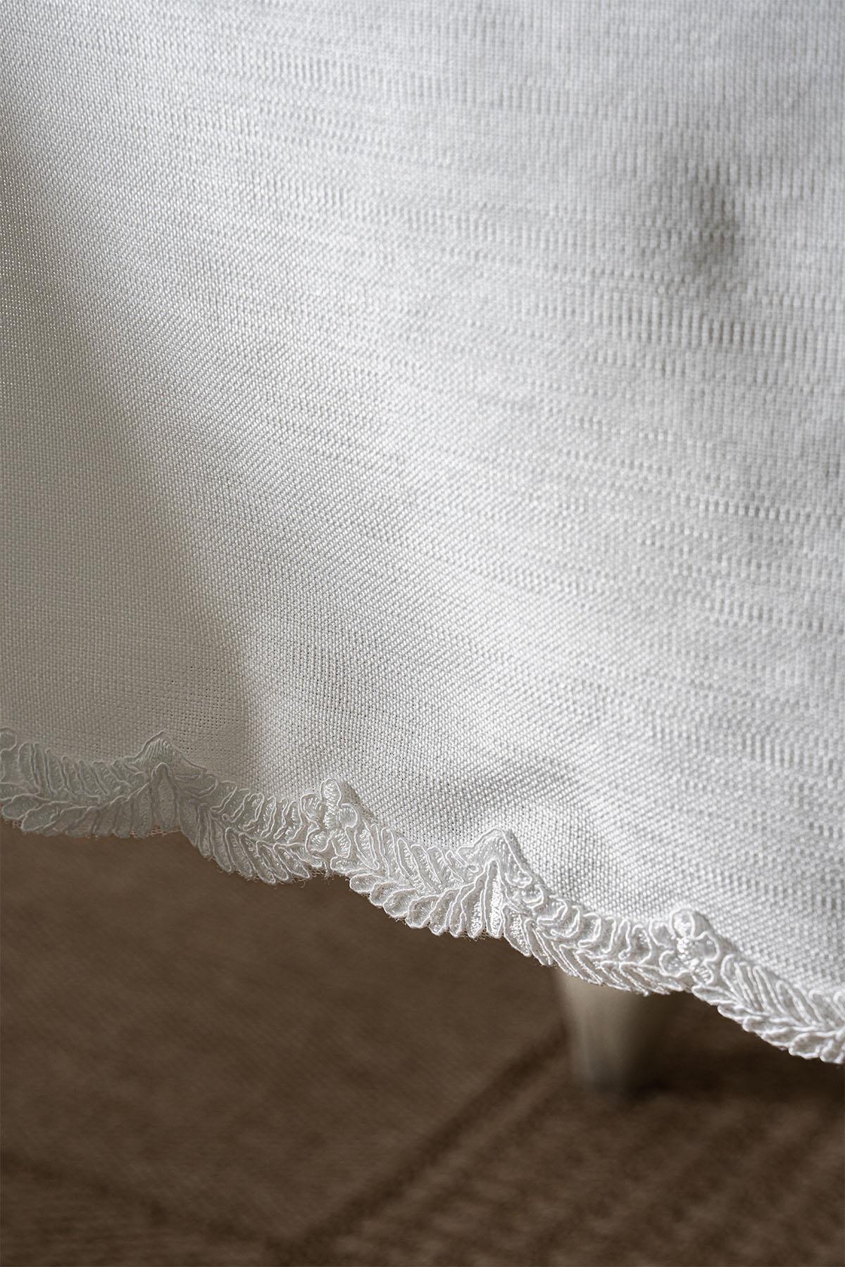 Elegante bestickte, fleckenabweisende und pflegeleichte quadratische Tischdecke (100 x 100 cm)
