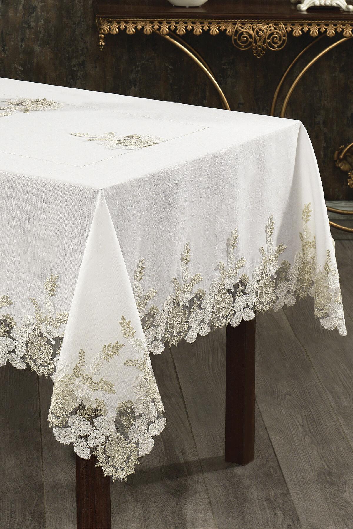 Weiße, fleckabweisende Tischdecke mit Spitzenverzierung auf einem rechteckigen Tisch