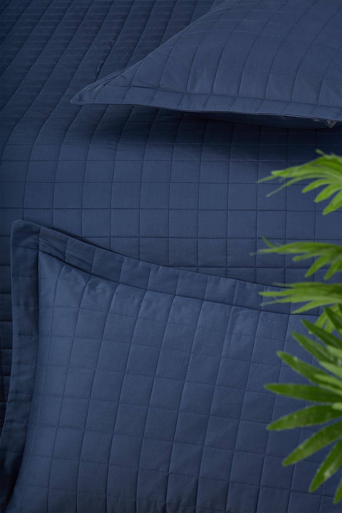 Dunkelblaue gesteppte Tagesdecke für Doppelbett mit Kissenbezügen, modernes Karomuster