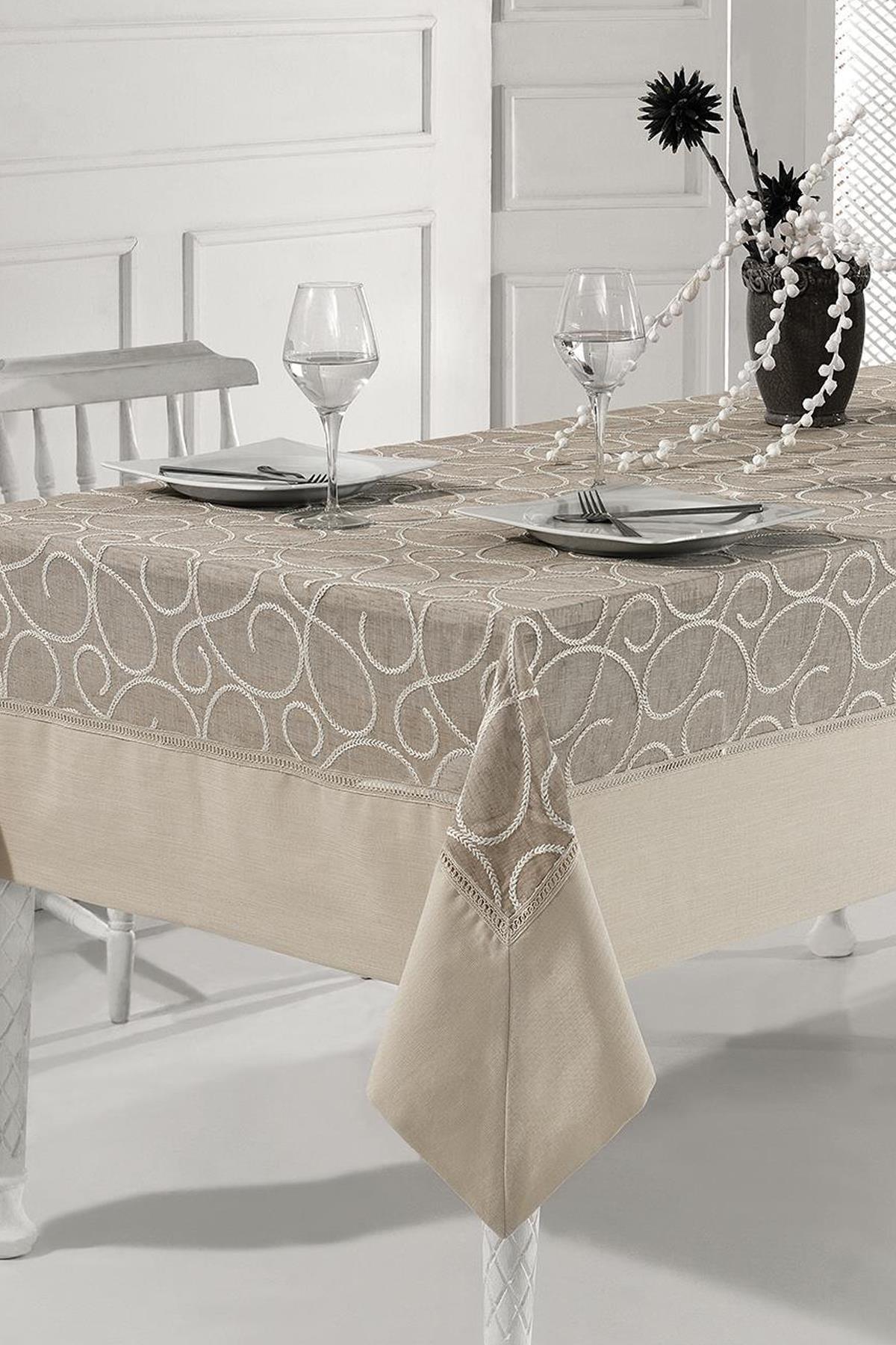 Beige gemusterte Tischdecke mit einem eleganten Gedeck für zwei Personen auf einem modernen Esstisch