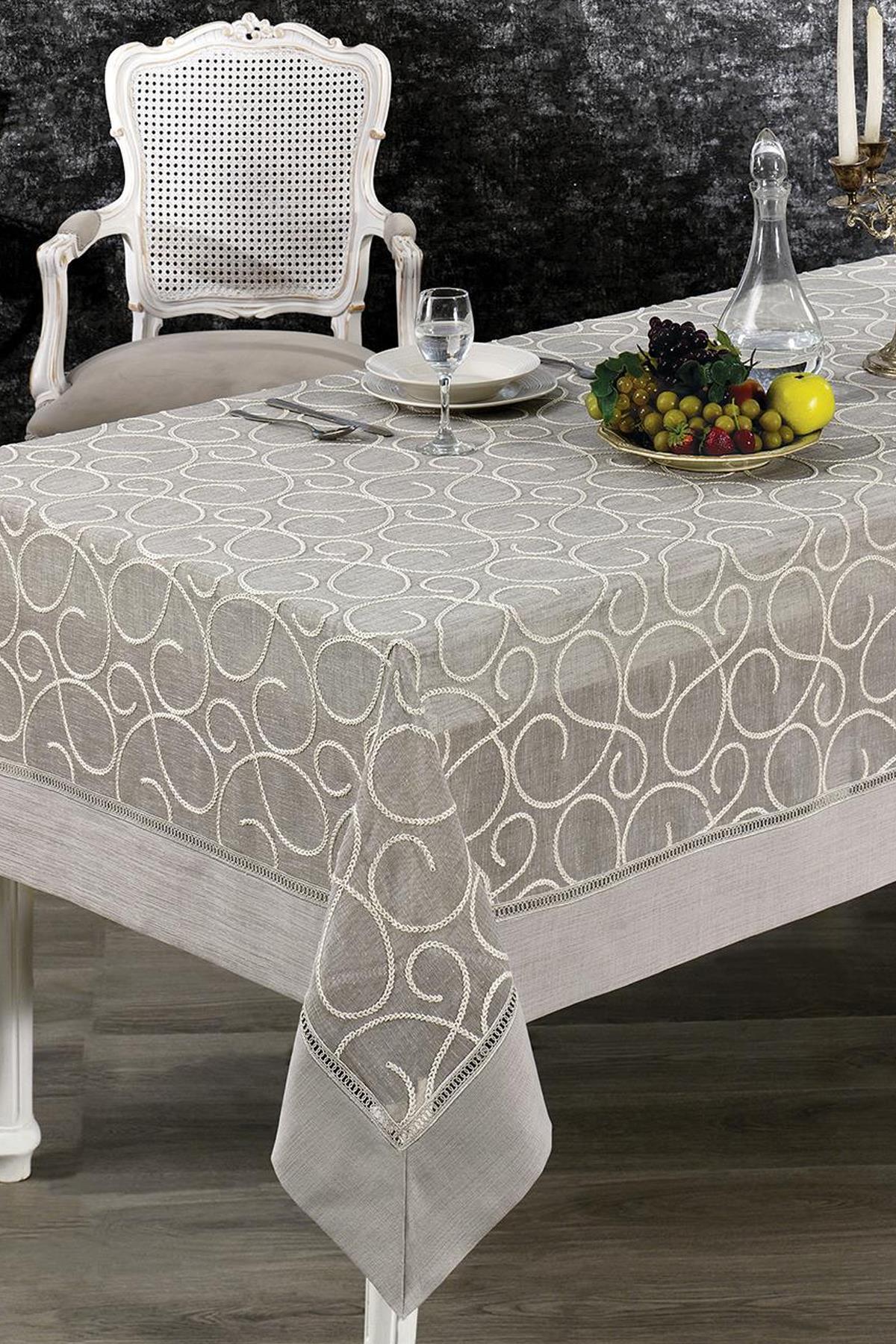 Muster-Tischdecke, fleckabweisend, gedeckt mit Obstteller und Glaskaraffe auf einem eleganten Tisch