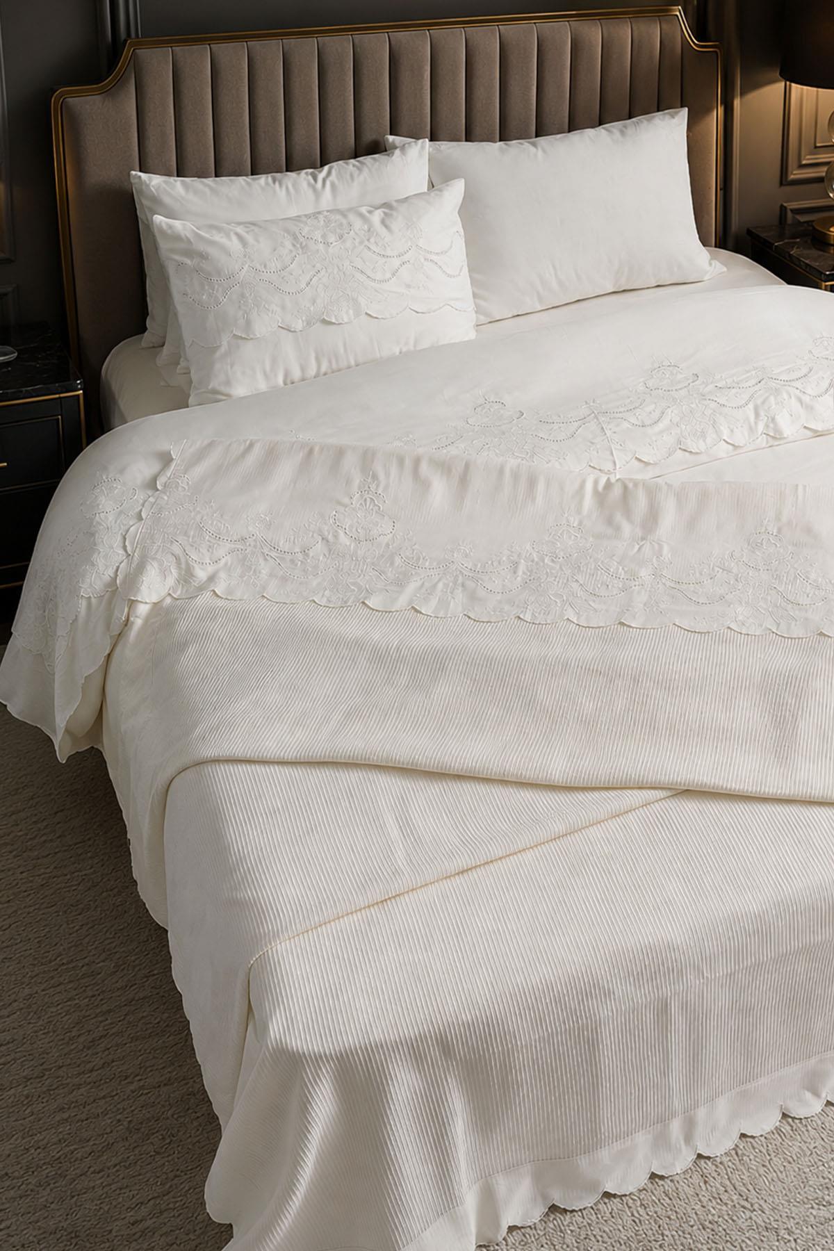 Hanzade Bettwäsche-Set (7-teilig, Kingsize, mit Blumenstickerei) – Bettbezug + Steppdecke
