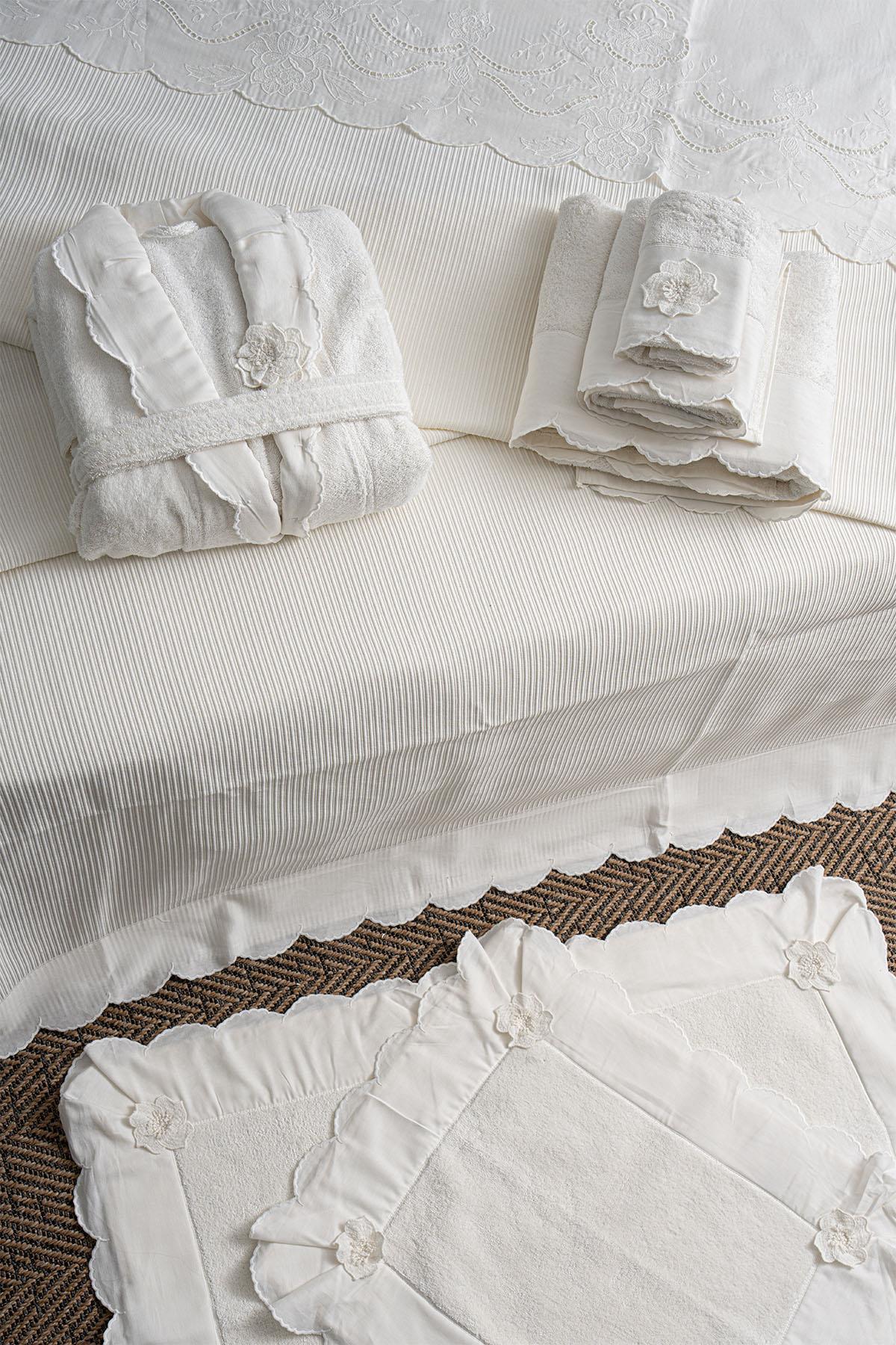Hanzade Bettwäsche-Set (7-teilig, Kingsize, mit Blumenstickerei) – Bettbezug + Steppdecke