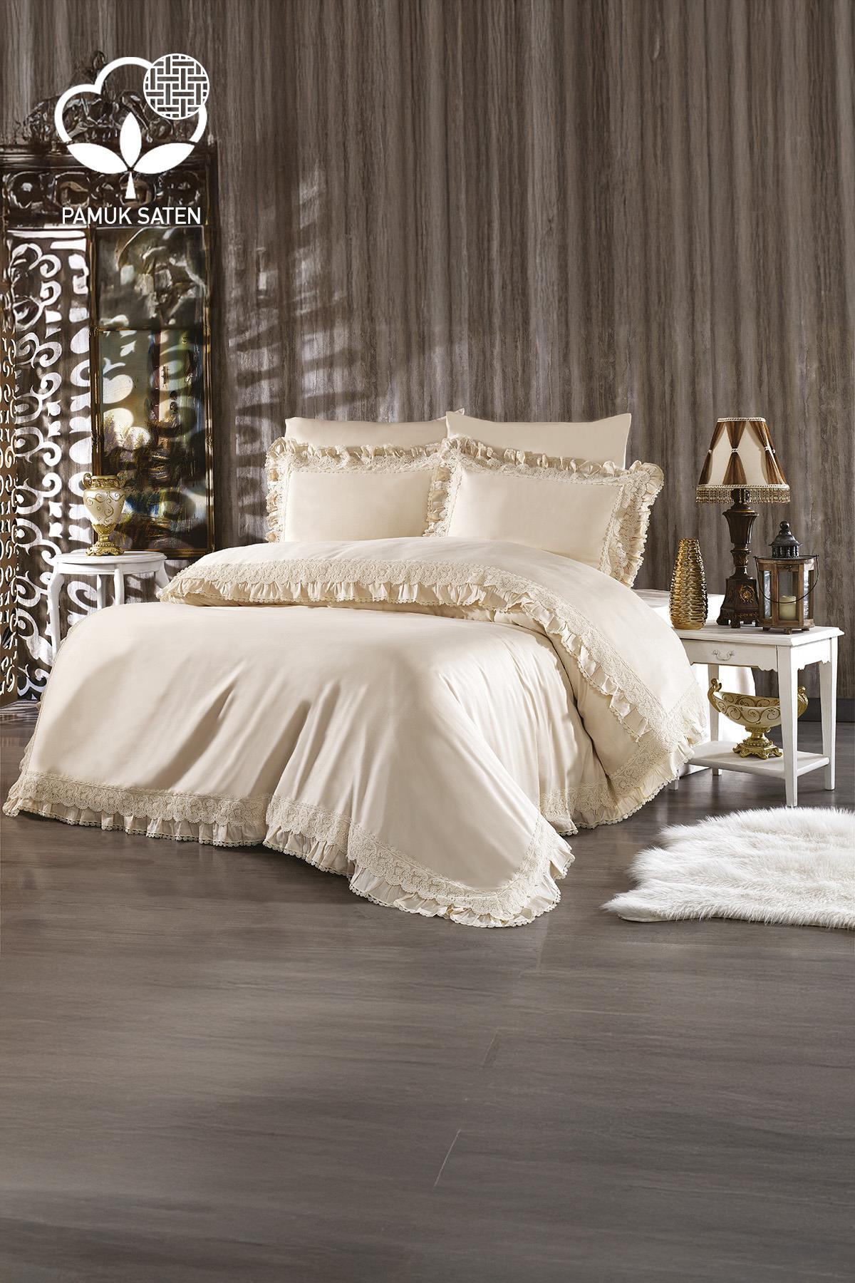 Cremefarbenes Bettwäsche-Set aus Bio-Baumwollsatin mit Spitze für Doppelbett in einem modernen Schlafzimmer