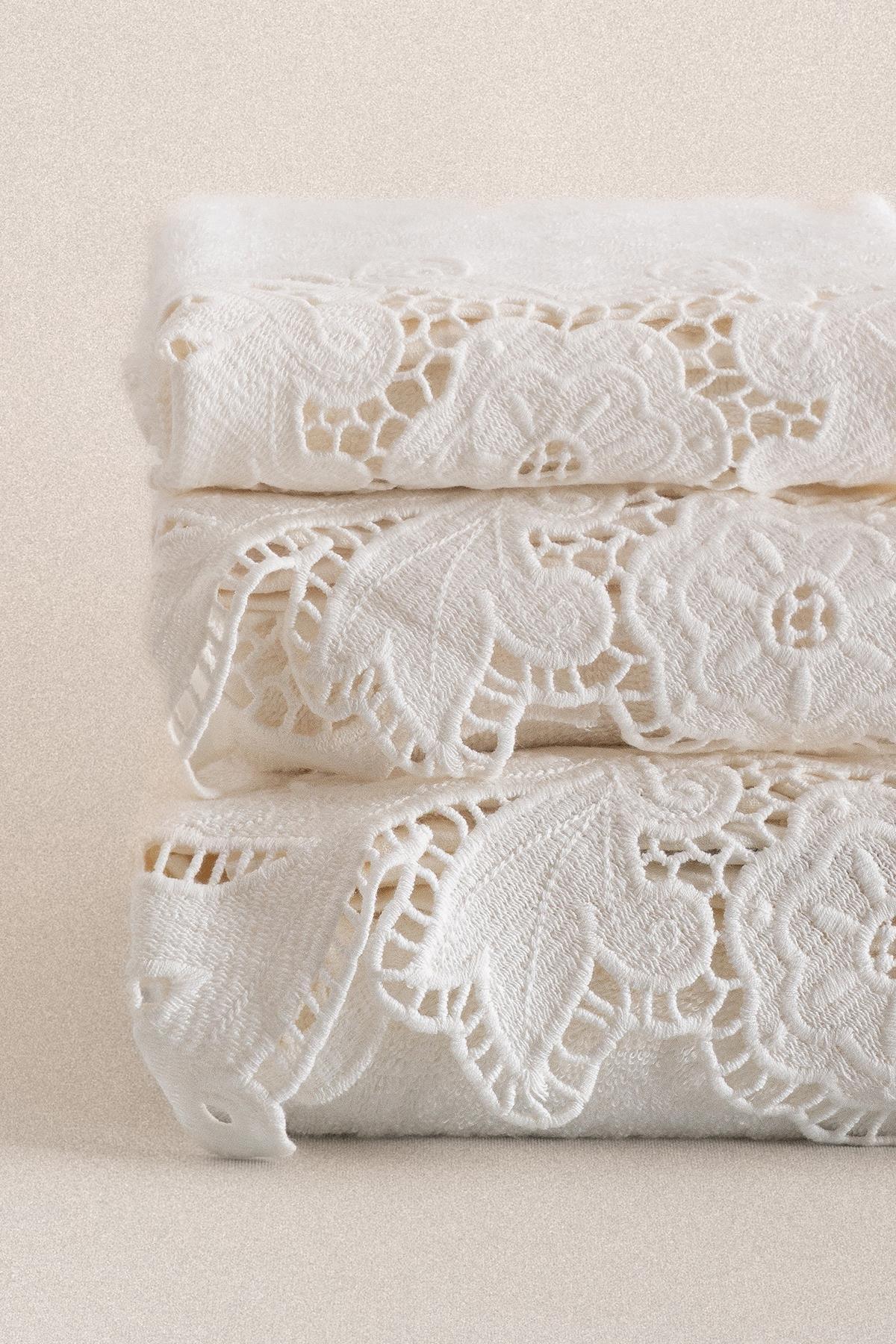 Cremefarbenes Baumwollhandtuch mit Spitzenstickerei, elegant gemustertes Badetuch