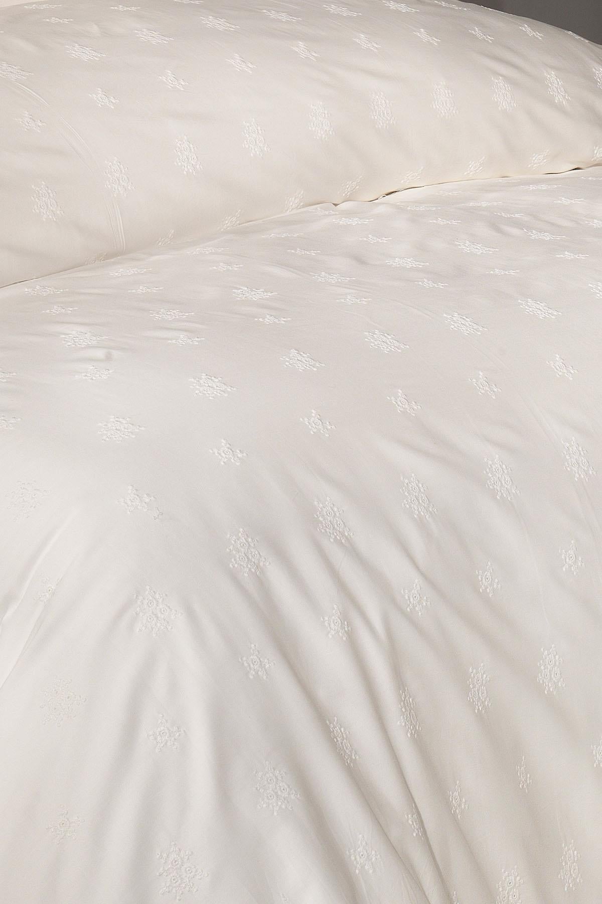 Lovella Bettwäsche-Set aus Baumwollsatin mit Blumenstickerei, Doppelbett, 6-teilig
