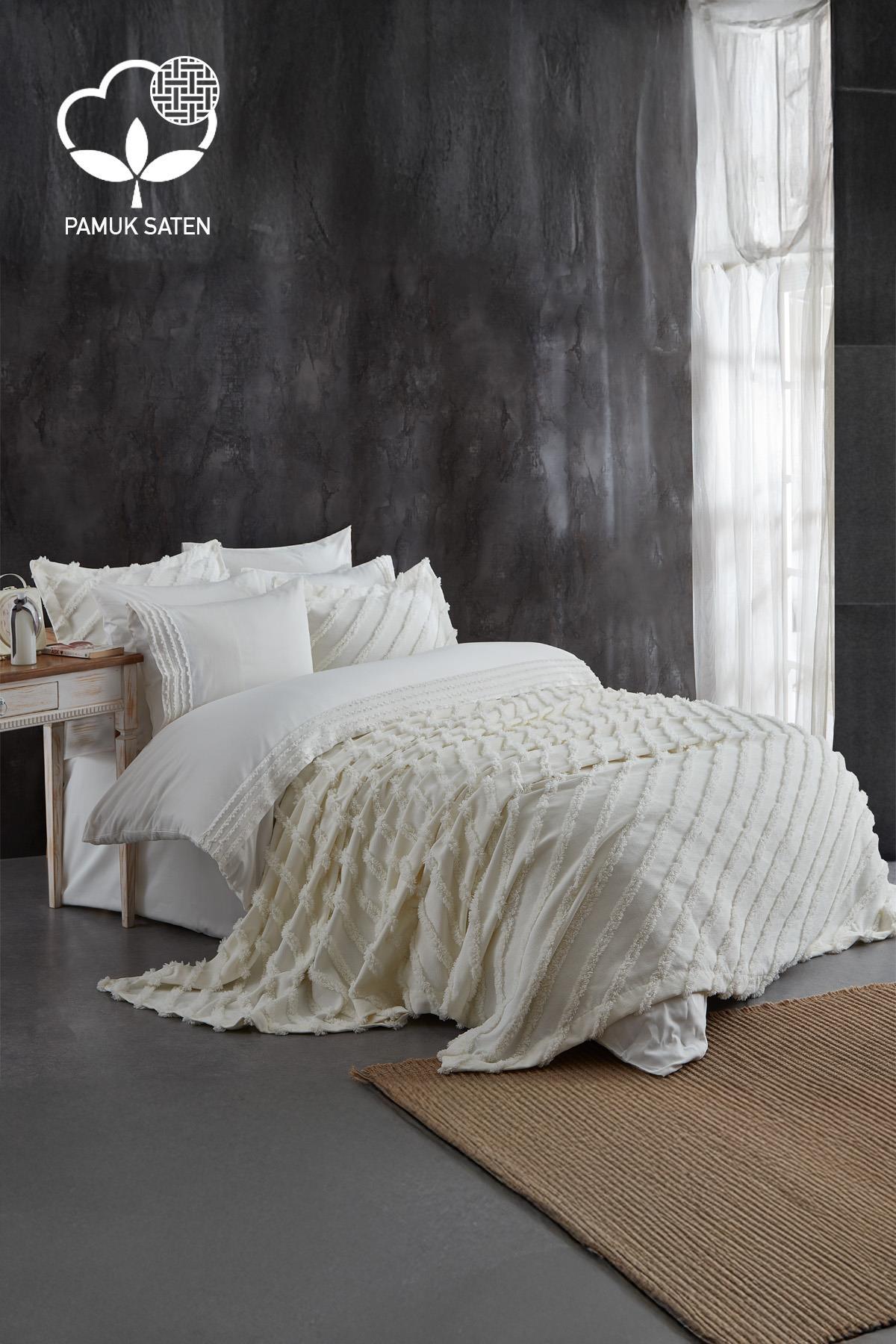 Doppelbett-Bettwäsche- und Tagesdecken-Set aus weißem Baumwollsatin, ausgebreitet in einem modernen Schlafzimmer