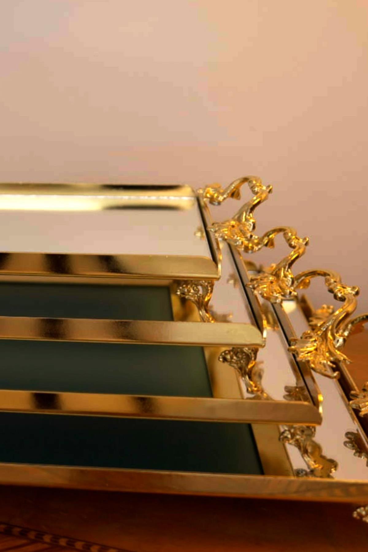 Rechteckiges Serviertablett in Goldoptik mit eleganten Griffen und dekorativem Standfuß