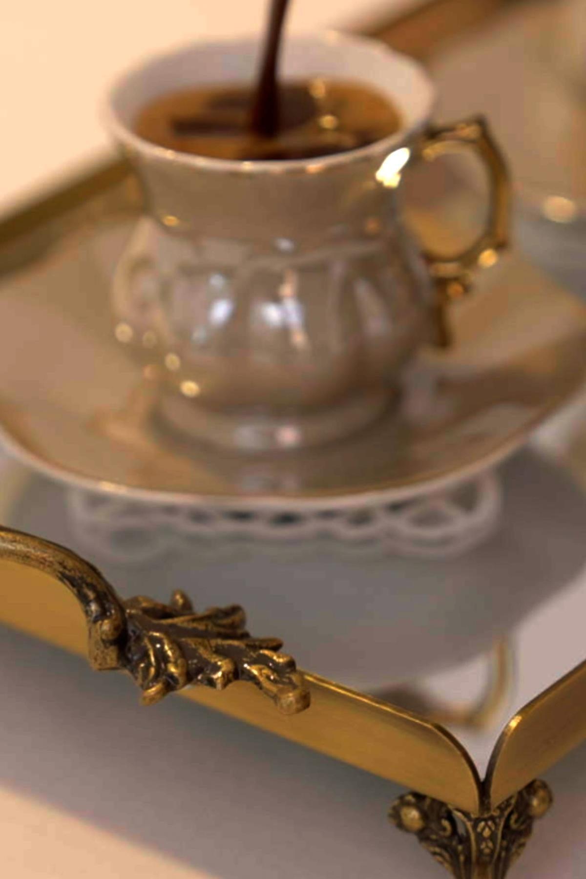 Kaffee in einer Porzellantasse auf einem großen Tablett im Vintage-Stil, Details des eleganten Tablettgriffs
